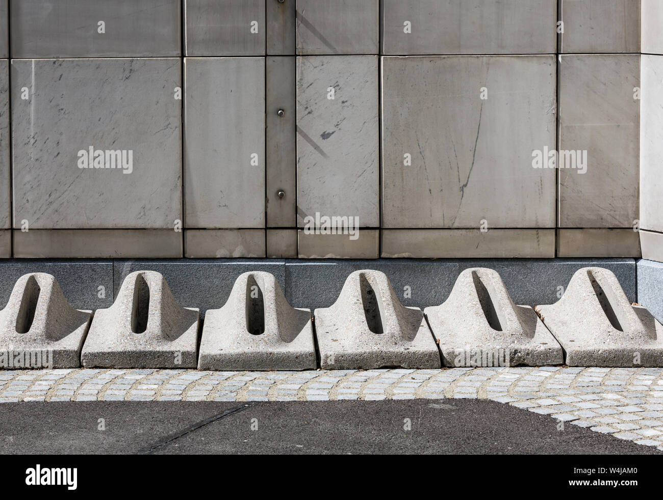 Calcestruzzo supporti per bicicletta, vuoto parcheggio biciclette Foto Stock