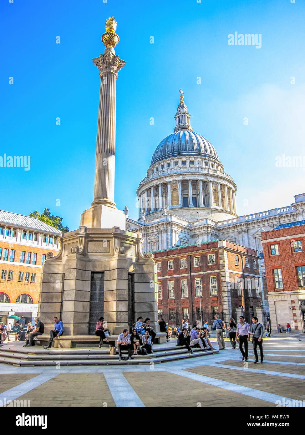 Paternoster square con una vista della Cattedrale di St Paul. Londra, Inghilterra. Foto Stock