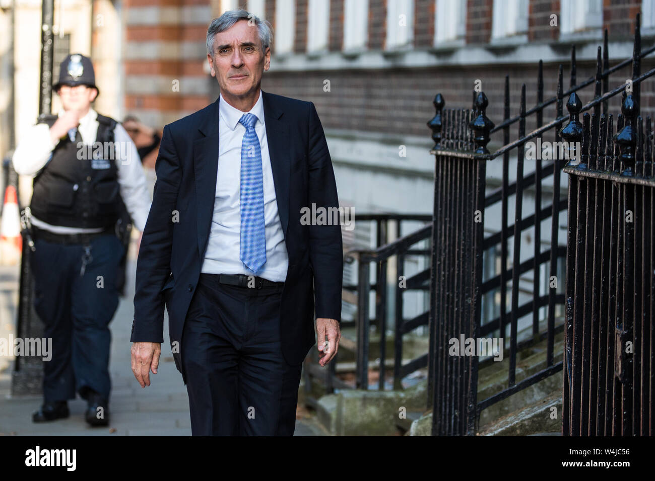 Londra, Regno Unito. 23 Luglio, 2019. Sir John Redwood, conservatori MP per Wokingham, arriva a partecipare a una celebrazione in Westminster di Boris Johnson elezione come partito conservatore leader e la sostituzione di Theresa Maggio come Primo Ministro organizzato dal pro-Brexit European Research Group (ERG). Credito: Mark Kerrison/Alamy Live News Foto Stock