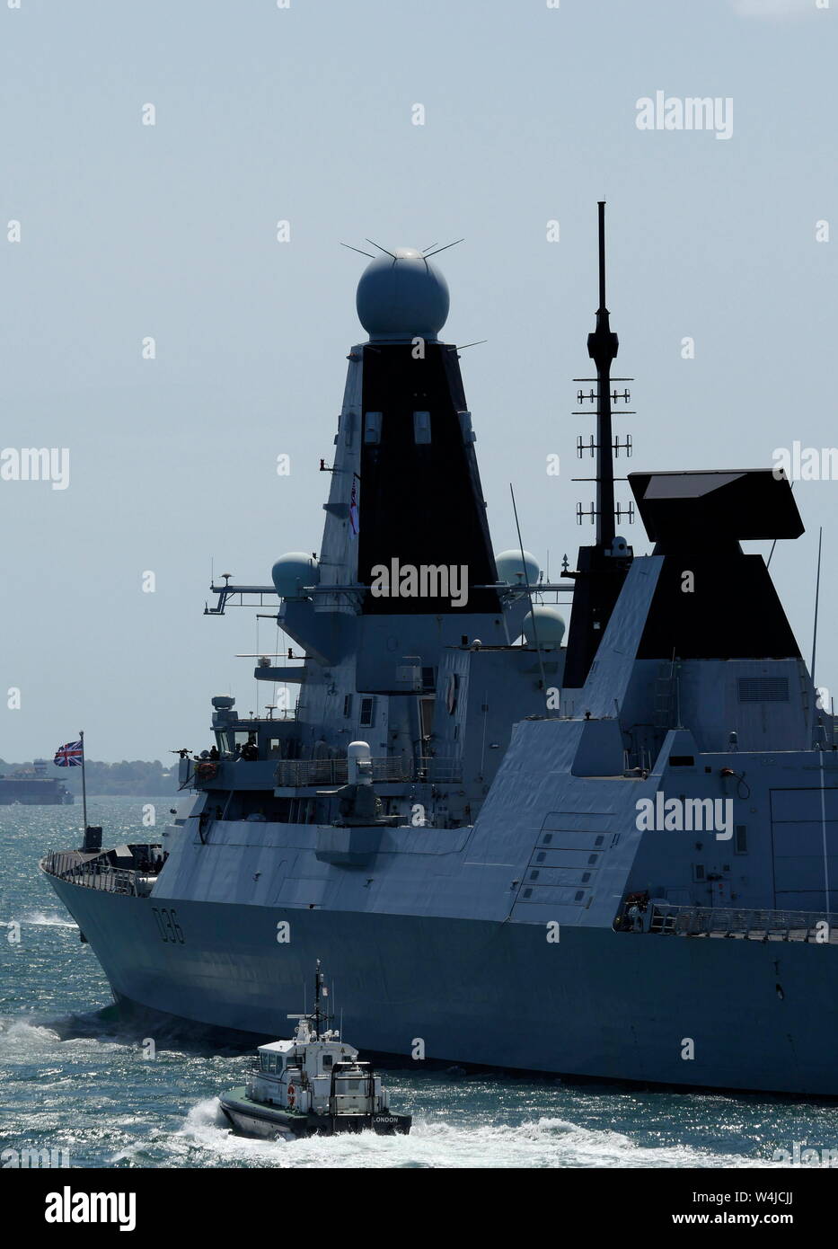 AJAXNETPHOTO. 3a giugno, 2019. PORTSMOUTH, Inghilterra. - Cacciatorpediniere si diparte - tipo 45 cacciatorpediniere HMS DEFENDER lasciando Harbour precedendo il 75TH D-giorno anniversario MILLIN-MONTGOMERY EX forze costiere piccola flottiglia di artigianato legato per la Normandia, Francia settentrionale. foto:JONATHAN EASTLAND/AJAX REF:GX8 190306 316 Foto Stock