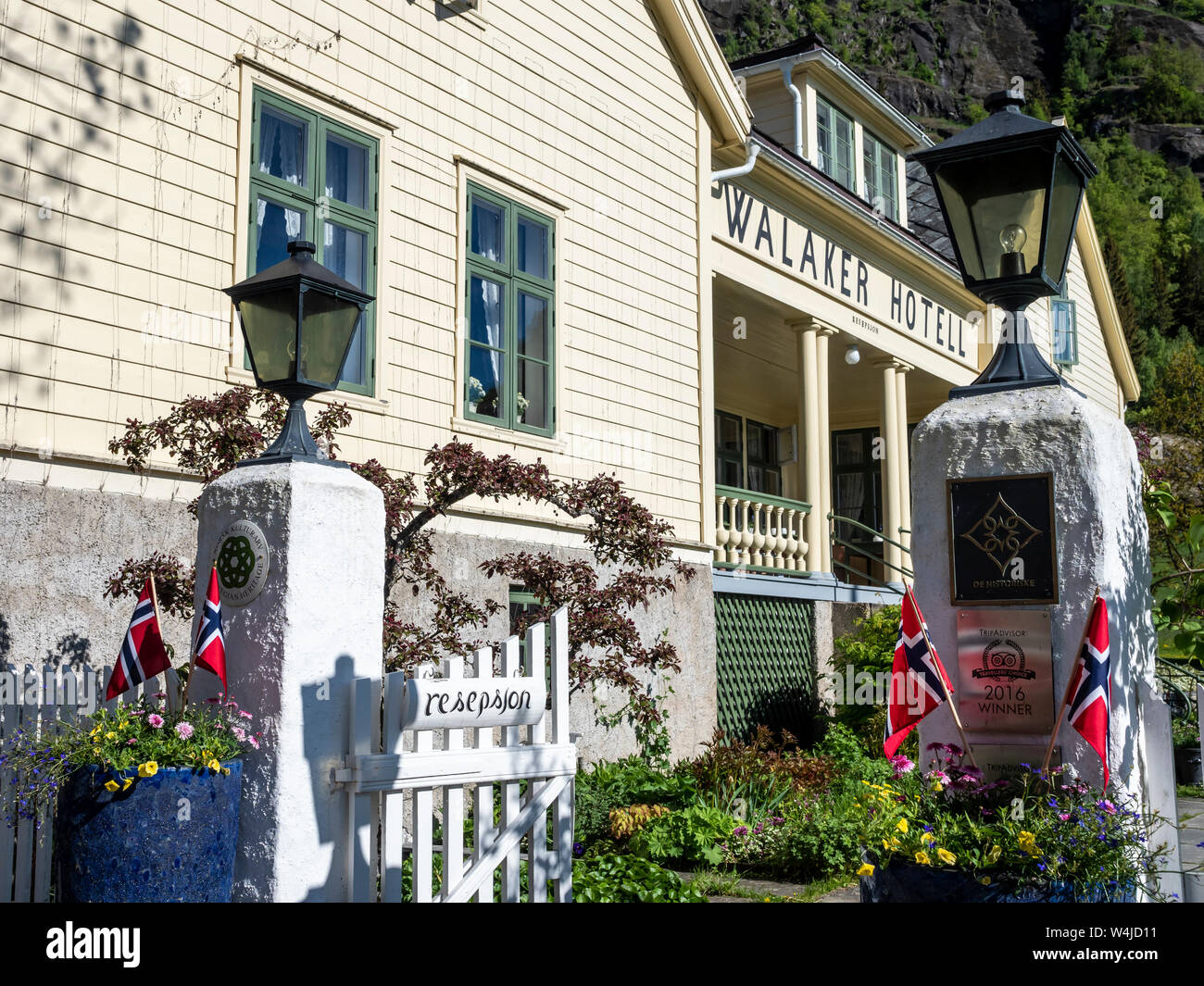 Portale decorato della tradizionale Walaker hotel, villaggio Solvorn al Sognefjord, Norvegia Foto Stock