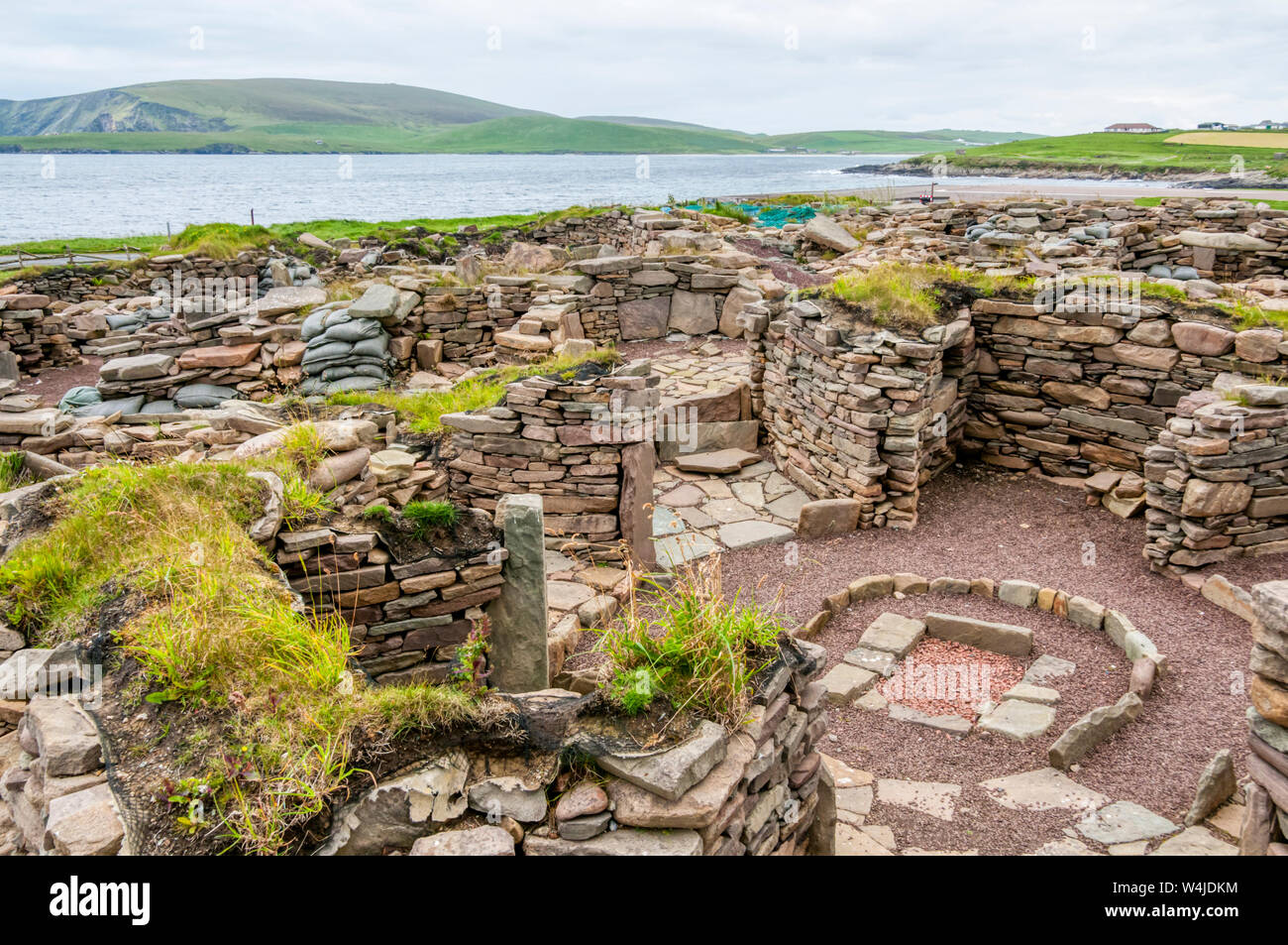 Un scavato Età del Ferro e timoneria presso Old Scatness nel sud del continente, Shetland. Foto Stock