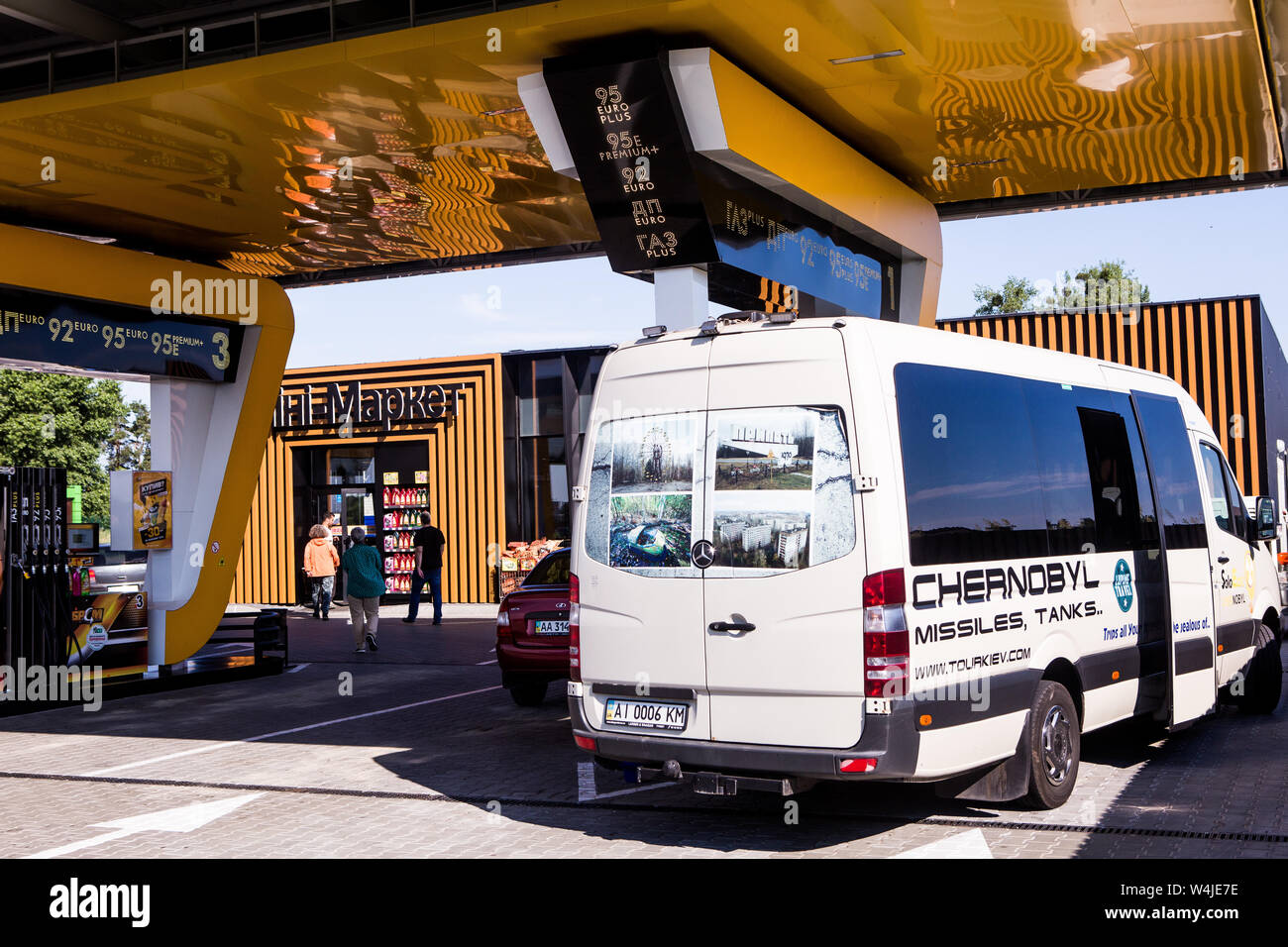 I turisti a piedi da Chernobyl bus alla stazione di gas,Novi Petrivtsi,25 km strada da Kiev a Cernobyl. Business di successo sul luogo dopo HBO filmrelease Foto Stock
