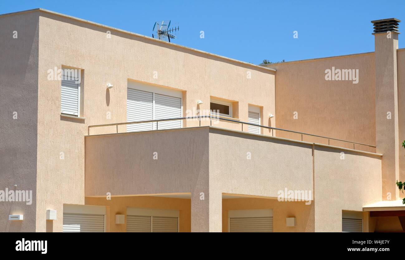 Forme astratte causato da una forte luce del sole su un moderno spagnolo villa in Cala Blanca Minorca isole Baleari Spagna Europa Foto Stock