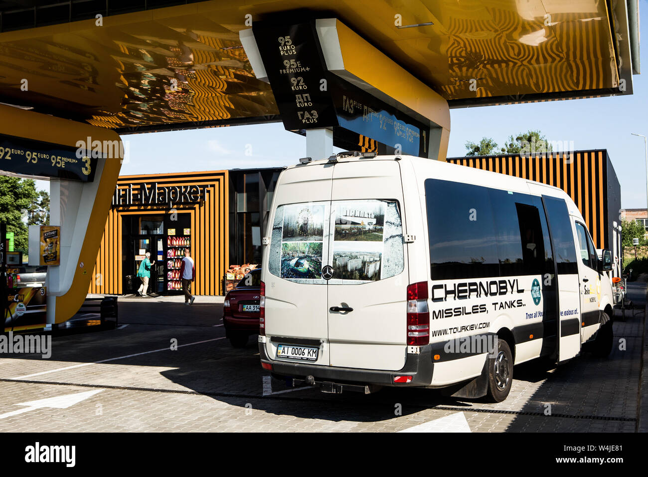 I turisti a piedi da Chernobyl bus alla stazione di gas,Novi Petrivtsi,25 km strada da Kiev a Cernobyl. Business di successo sul luogo dopo HBO filmrelease Foto Stock