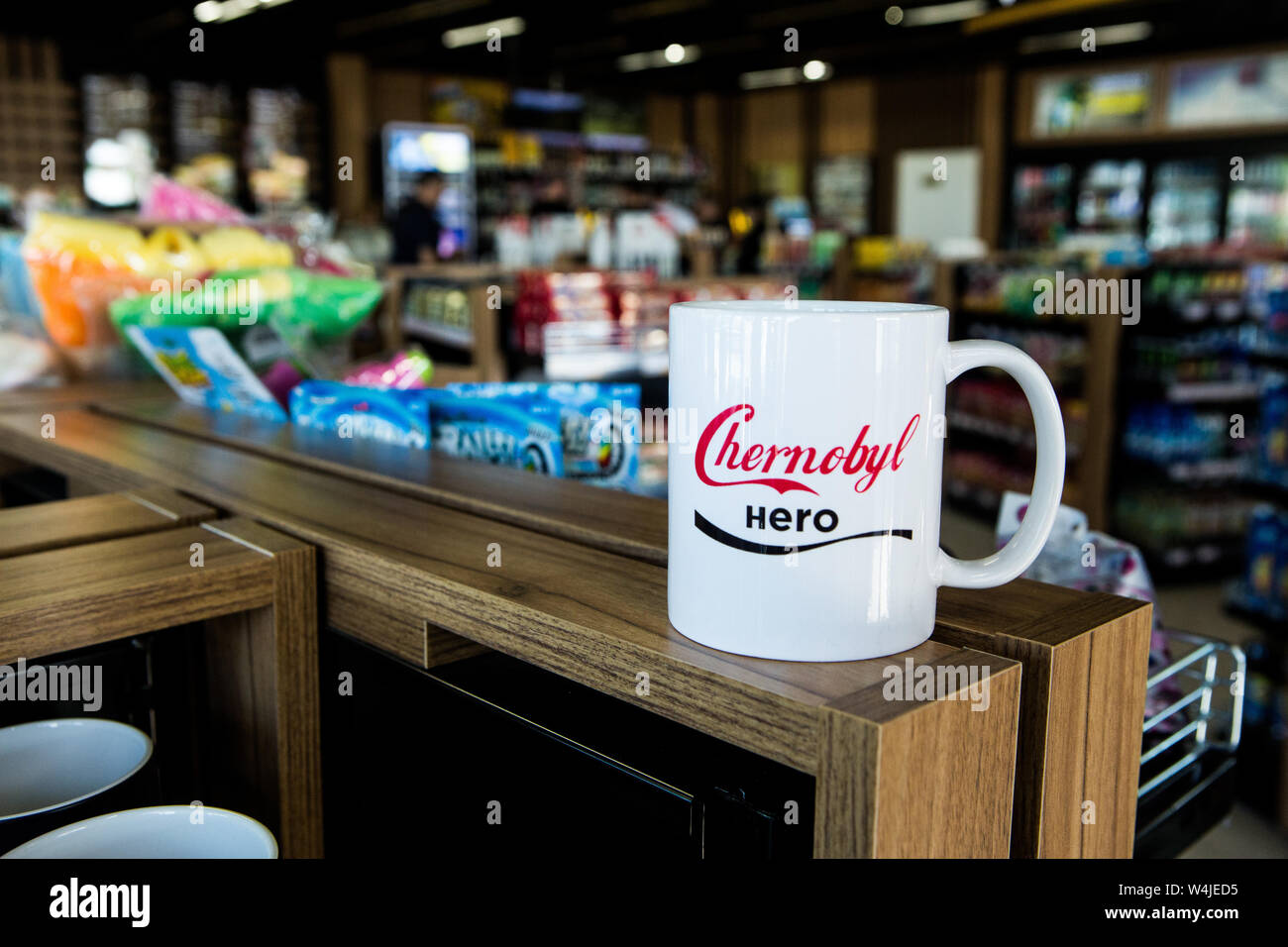 Tazza Chernobyl bianca e conveniente per i turisti su scaffale con souvenir presso la stazione di servizio di Novi Petrivtsi, a 25 km da Kiev sulla strada per Chernobyl, a 134 km Foto Stock
