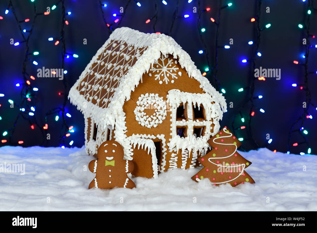 I fatti a mano mangiabile gingerbread house piccolo uomo, Nuovo Anno Albero, neve decorazione, ghirlanda di illuminazione di sfondo Foto Stock