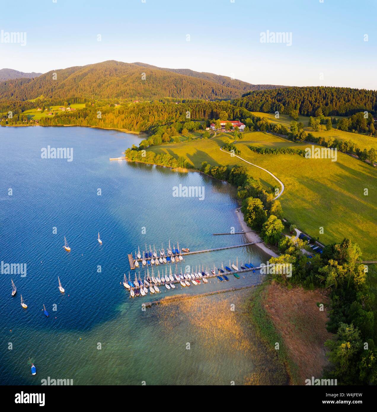 Il molo, Lago Tegernsee con Gut Fontanefredde, drone shot, Alta Baviera, Baviera, Germania Foto Stock