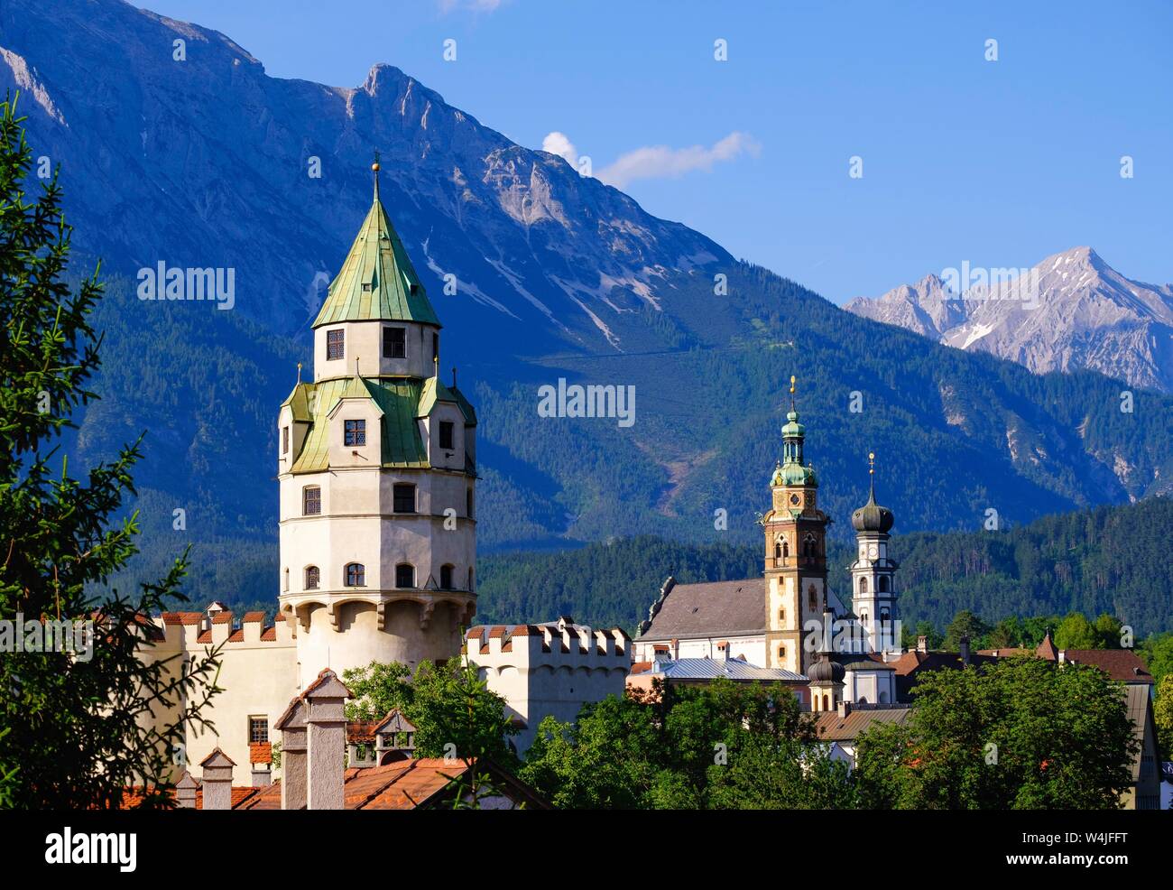 Il castello di Hasegg con torre di menta, la Basilica del Sacro Cuore e la Chiesa Gesuita, Hall nel Tirolo, Valle Inn, Tirolo, Austria Foto Stock