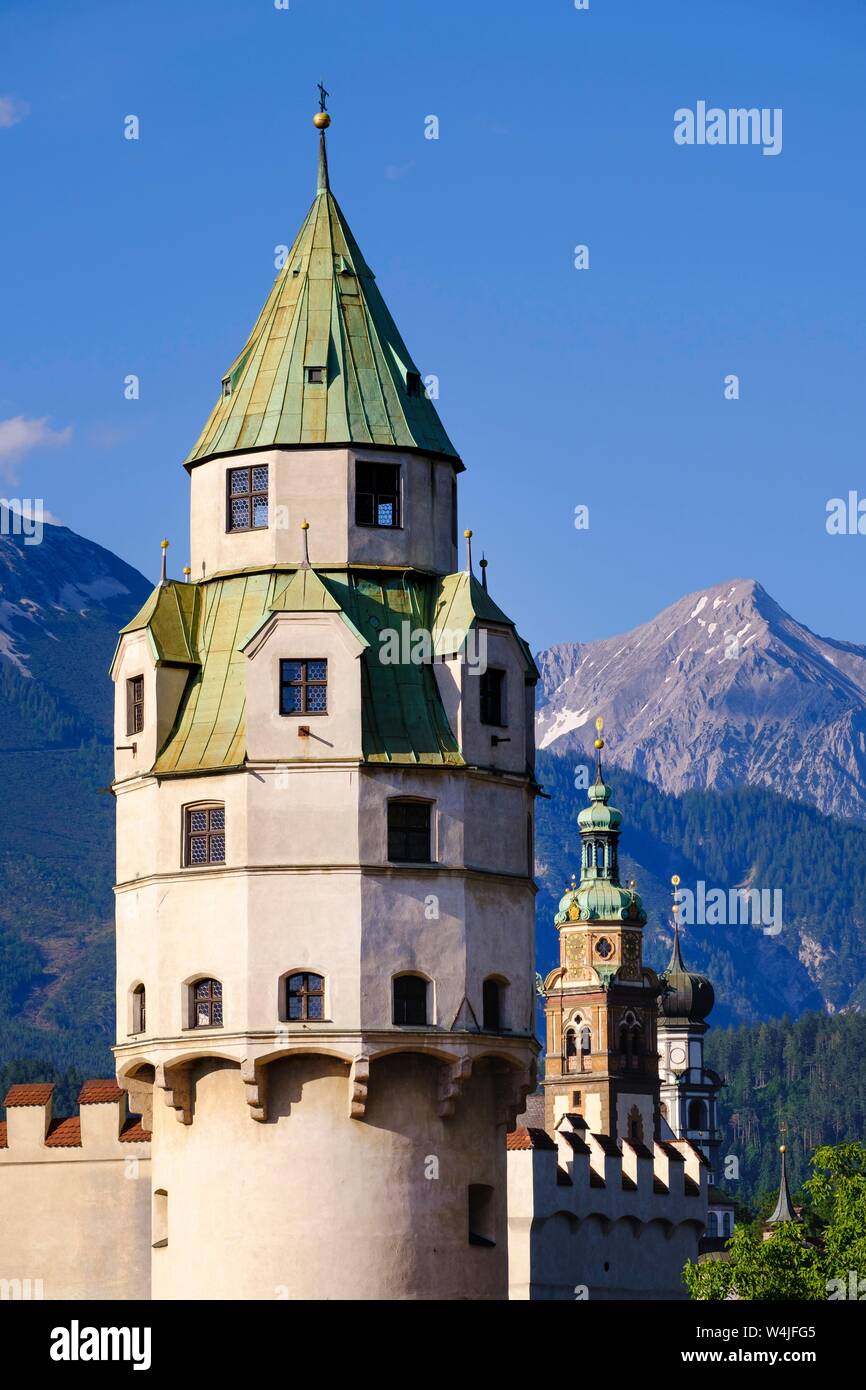 Il castello di Hasegg con torre di menta, la Basilica del Sacro Cuore e la Chiesa Gesuita, Hall nel Tirolo, Valle Inn, Tirolo, Austria Foto Stock