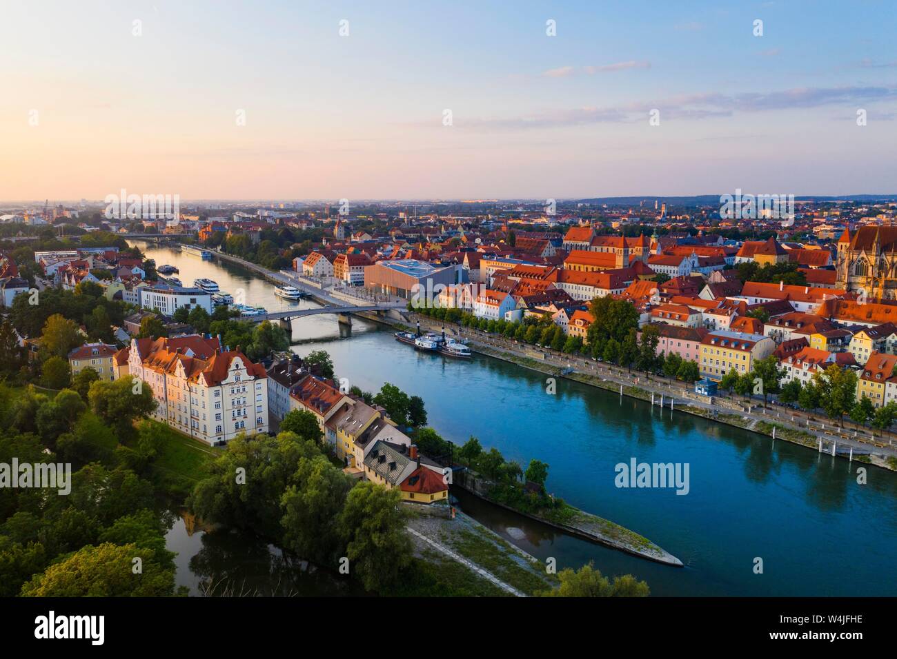 Jahninsel, ferro ponte sul Danubio, il Museo della Storia bavarese, Città Vecchia, Regensburg, vista aerea, Alto Palatinato, Baviera, Germania Foto Stock
