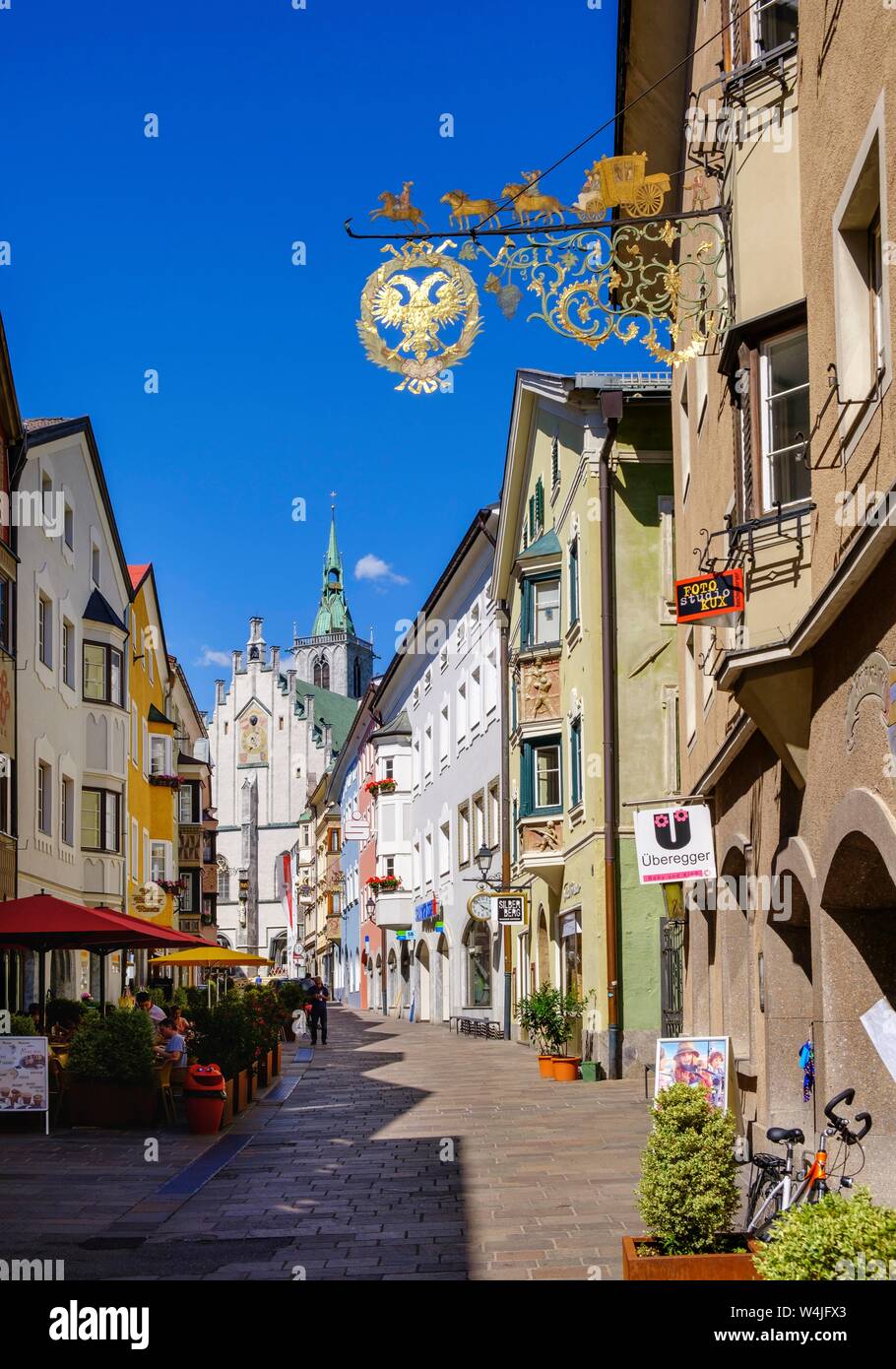 Franz-Josef-Street con chiesa parrocchiale, old town Schwaz, valle Inntal, Tirolo, Austria Foto Stock