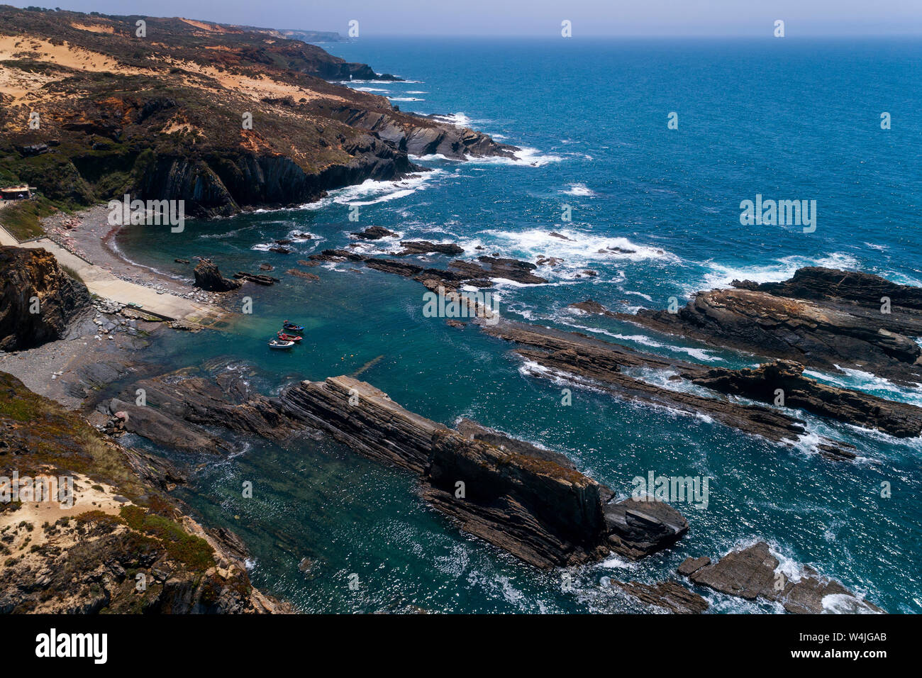 Scenic vista aerea del Lapa das Pombas porto di pesca vicino alla spiaggia di Almograve, in Alentejo, Portogallo; concetto per il viaggio in Portogallo Foto Stock