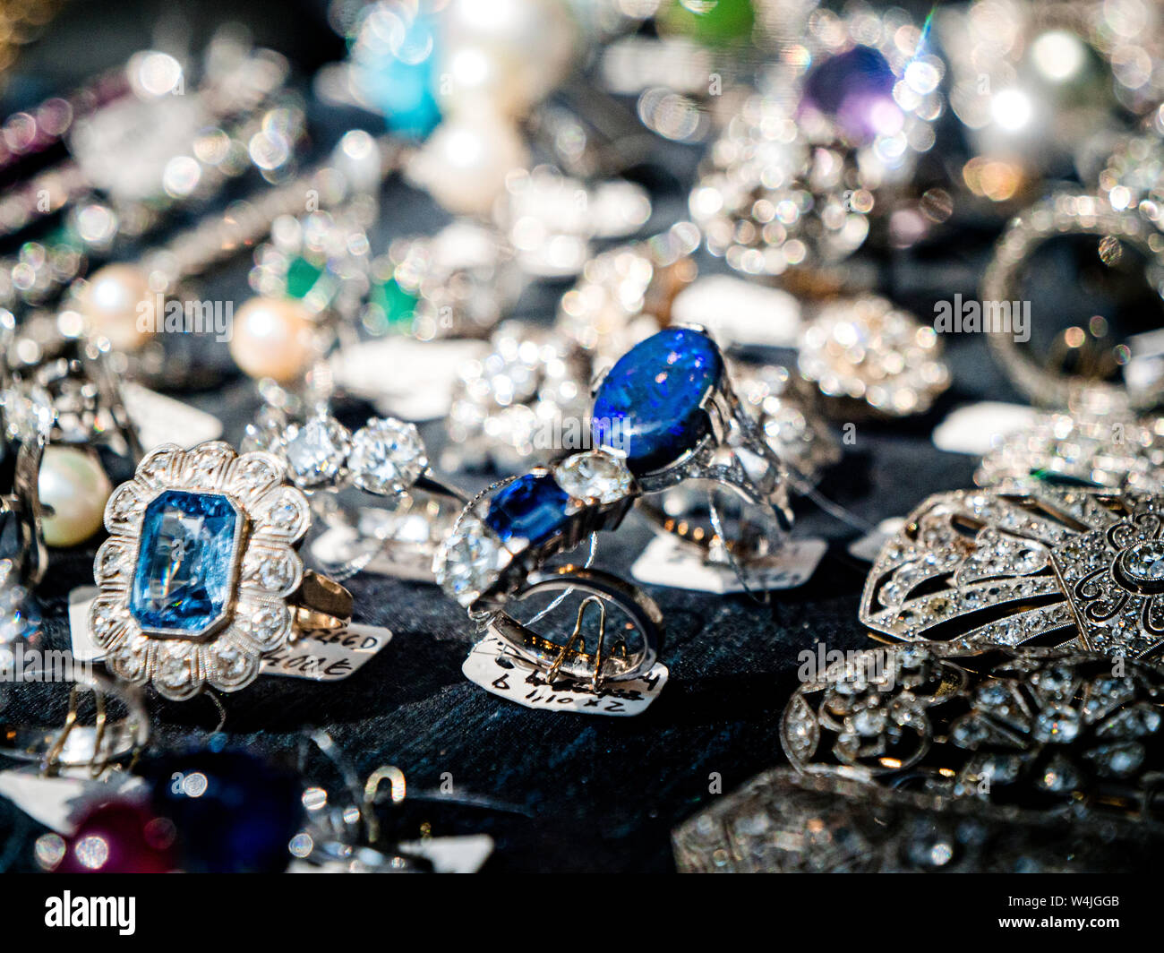 Dettaglio della vetrina del negozio gioielli con più anelli e orecchini con  pietre preziose e semipreziose per la vendita come si vede in spagnolo  negozio di moda Foto stock - Alamy