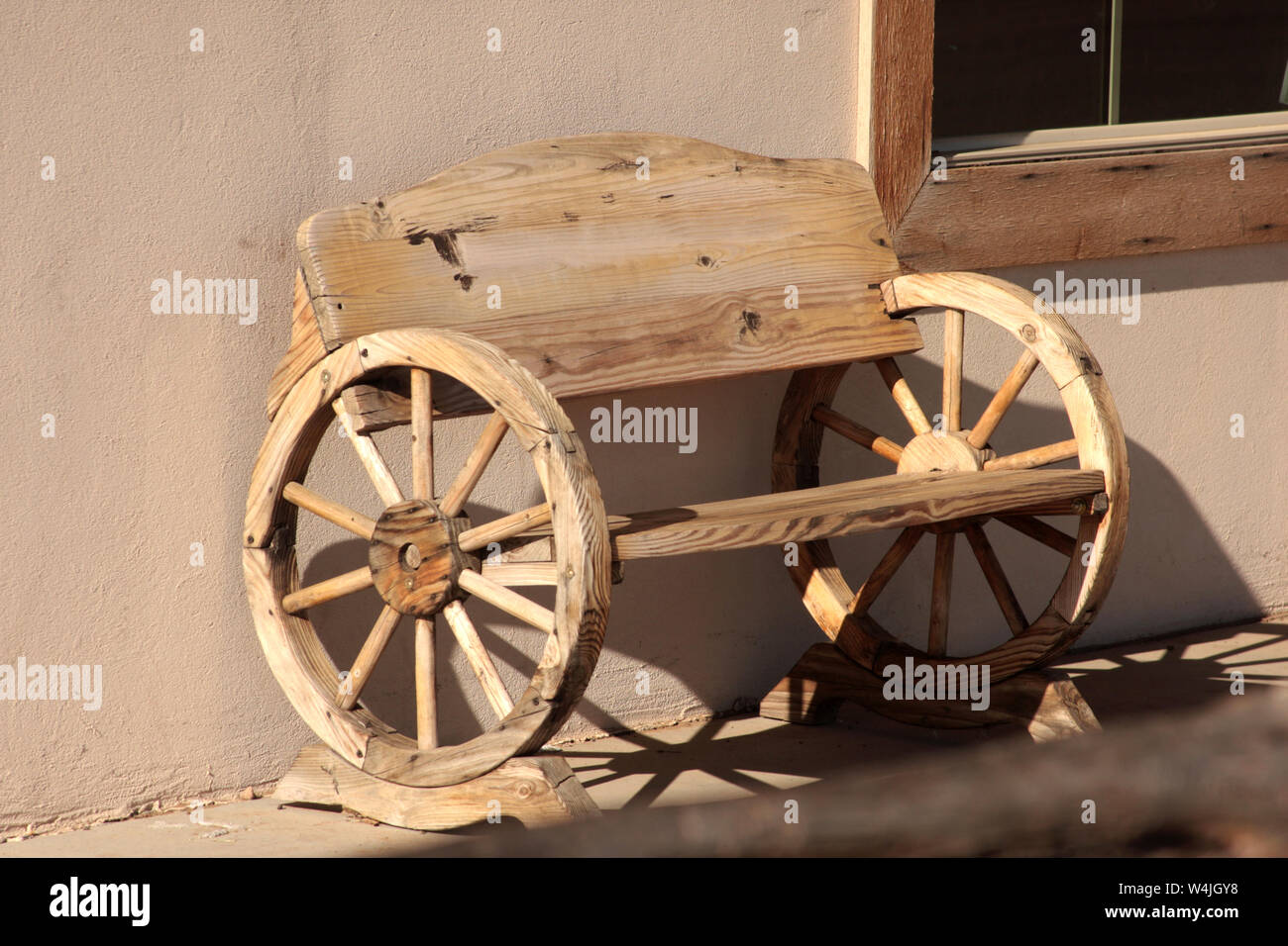 Panca in legno con ruote di carri in Texas, Stati Uniti d'America Foto  stock - Alamy