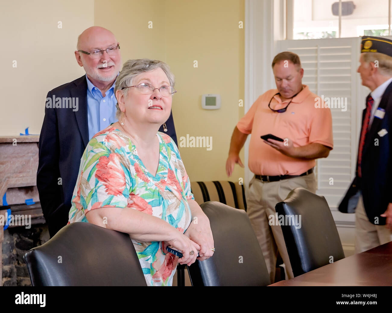 Post 3 membri e membri della comunità ascoltare durante un tour del restaurato a nuovo Post 3 agevolazione, 21 luglio 2019, in Mobile, Alabama. Foto Stock