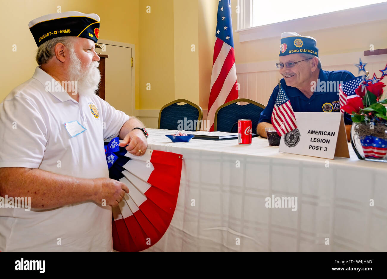 American Legion membri parla durante il post 3 open house, 21 luglio 2019, in Mobile, Alabama. Foto Stock
