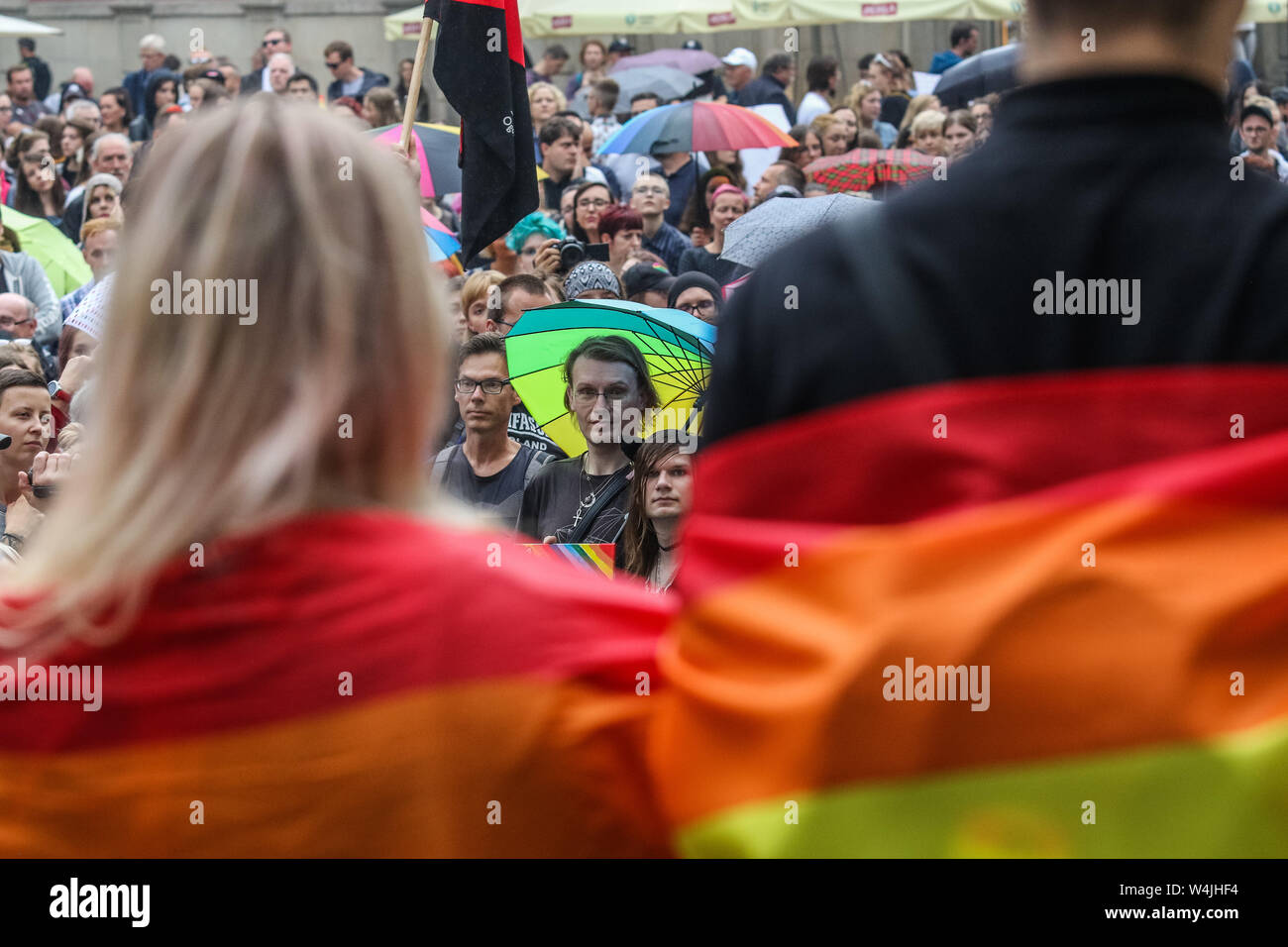 Gdansk, Polonia. 23 Luglio, 2019. Manifestanti con bandiere arcobaleno durante il rally di fronte fontana di Nettuno sono visti . Giovani solidarize con vittime di neo-nazisti e di estrema destra di attacco degli attivisti su Pride Parade in Bialystok sabato 20th. Lanciano quindi un appello a smettere di odio contro le persone LGBTQ in Polonia. Credito: Vadim Pacajev/Alamy Live News Foto Stock