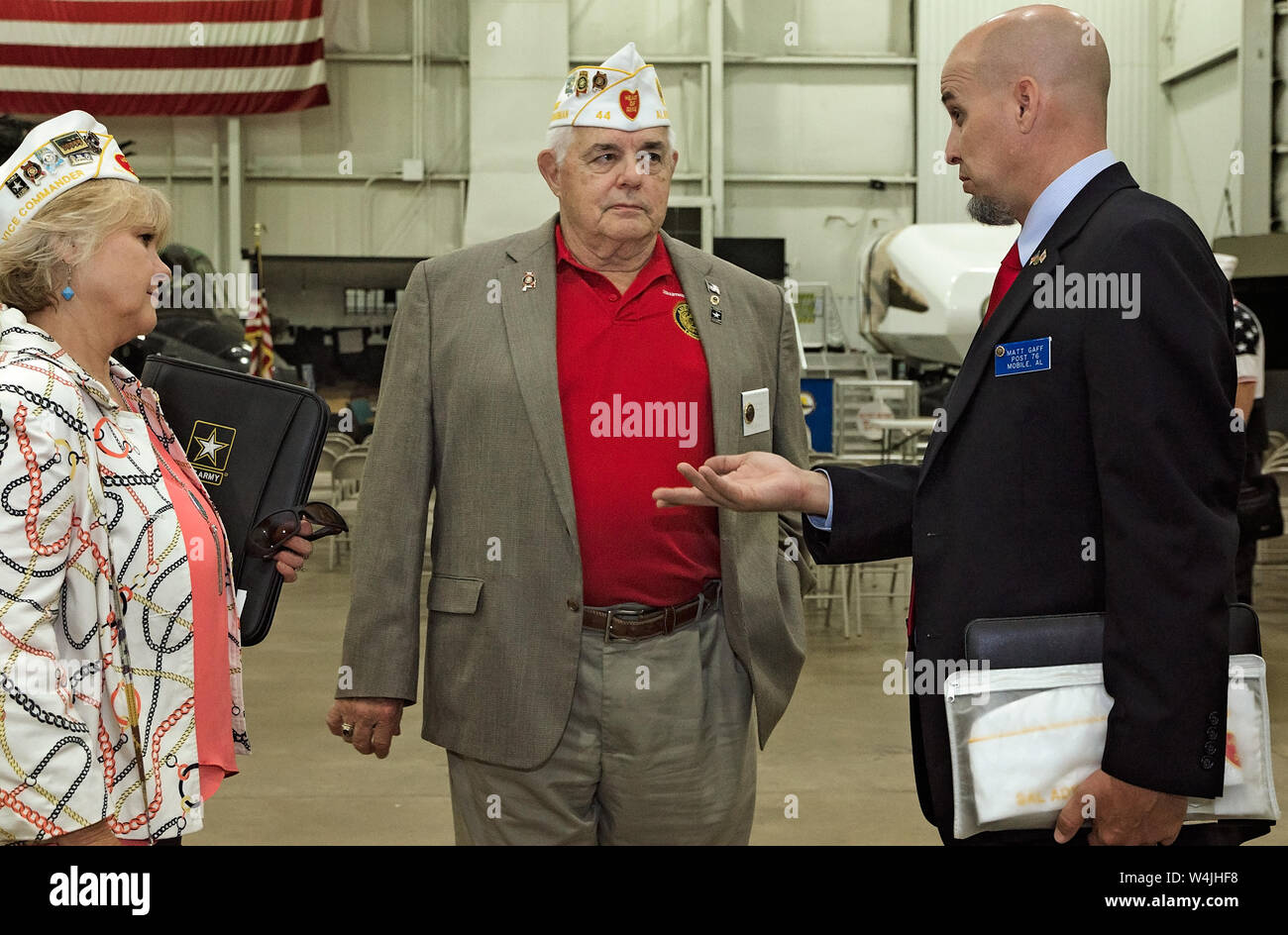 American Legion ufficiali Parlare Parlare seguendo la SWS Mobile Town Hall di Mobile, Alabama. Foto Stock