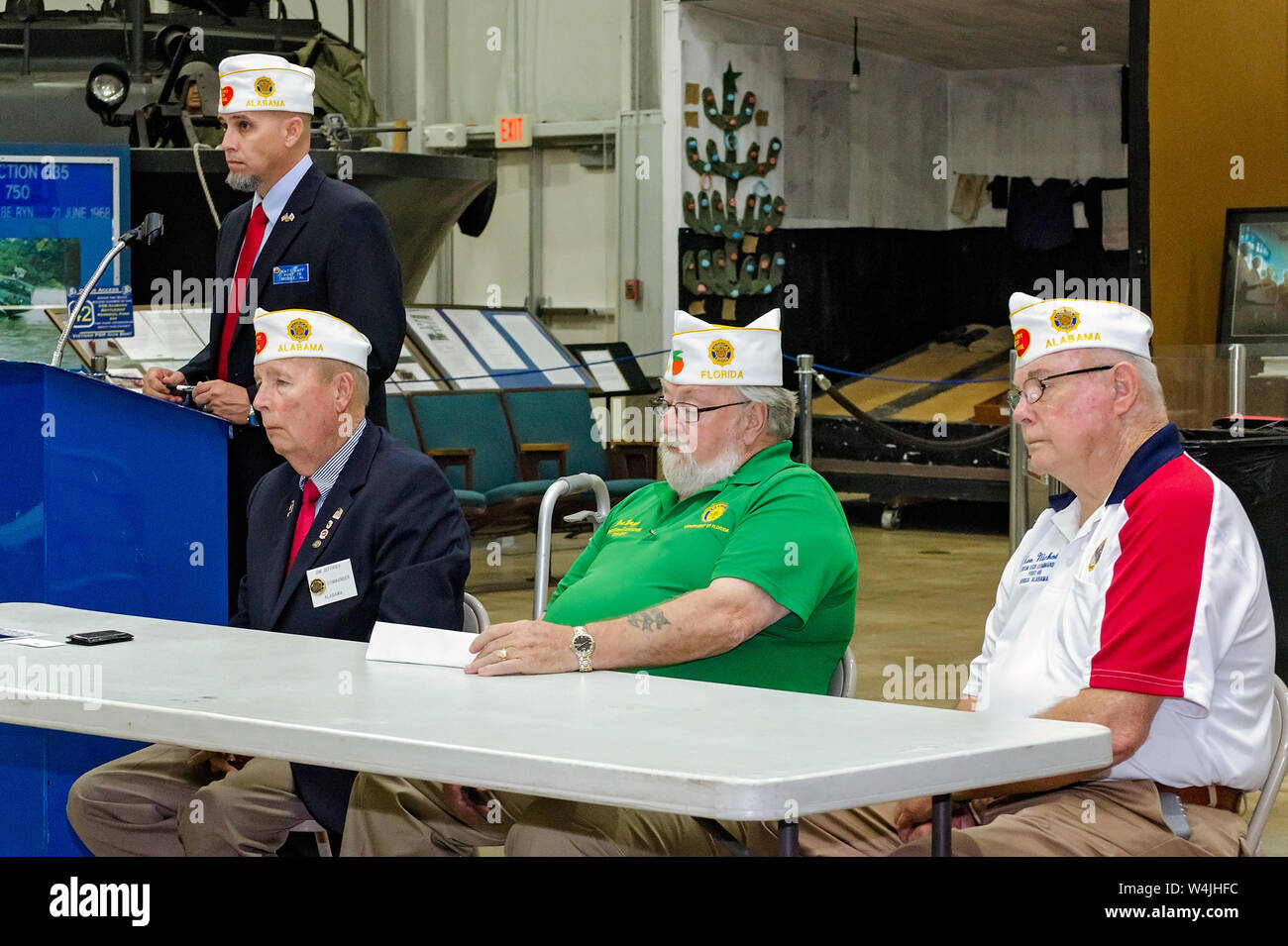 American Legion ufficiali di ascoltare come i veterani di condividere le storie delle loro esperienze VA durante il Mobile SWS Town Hall di Mobile, Alabama. Foto Stock