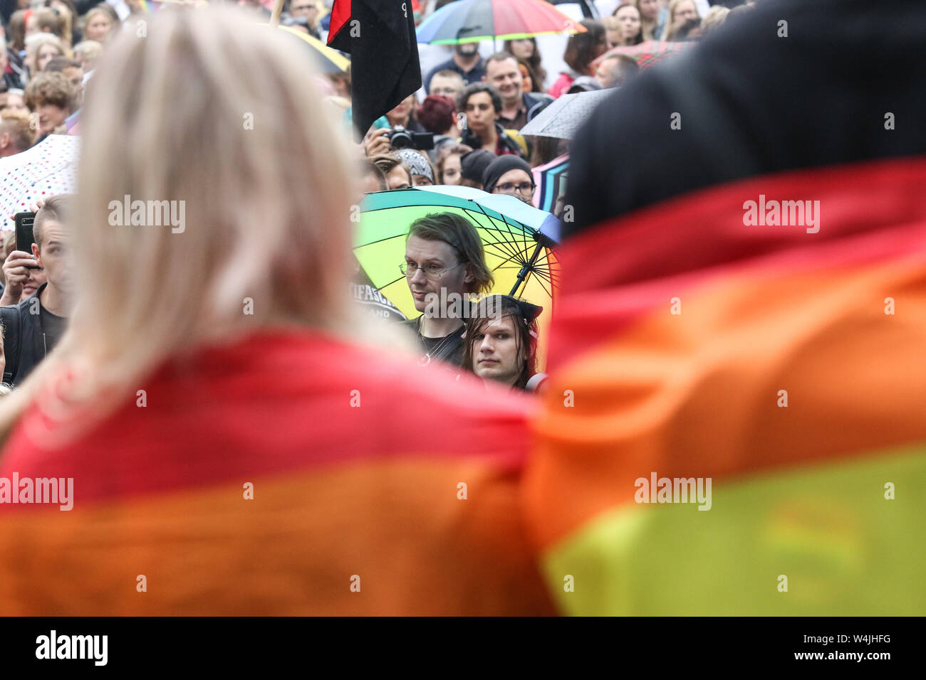 Gdansk, Polonia. 23 Luglio, 2019. Manifestanti con bandiere arcobaleno durante il rally di fronte fontana di Nettuno sono visti . Giovani solidarize con vittime di neo-nazisti e di estrema destra di attacco degli attivisti su Pride Parade in Bialystok sabato 20th. Lanciano quindi un appello a smettere di odio contro le persone LGBTQ in Polonia. Credito: Vadim Pacajev/Alamy Live News Foto Stock