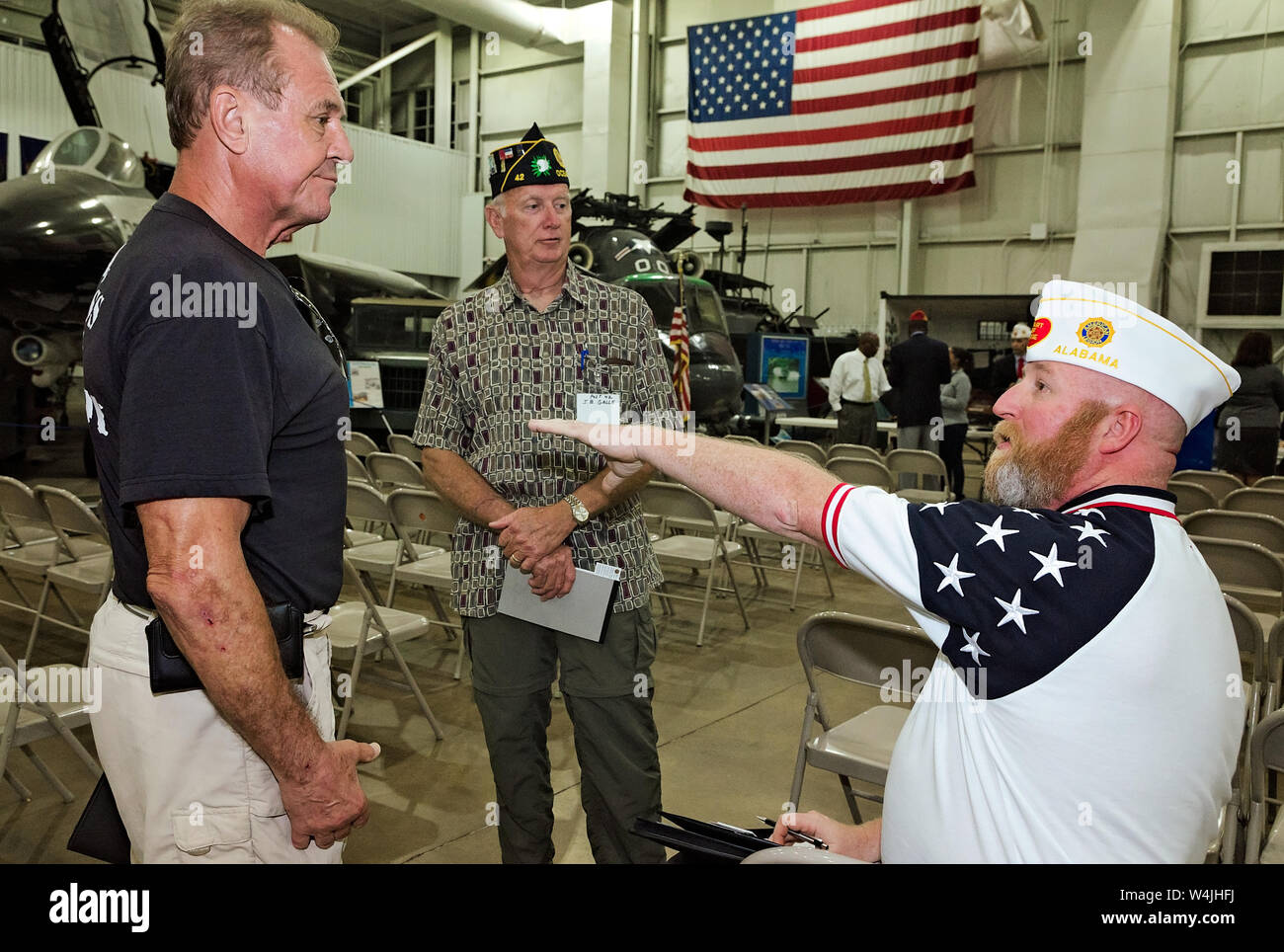 I veterani Richard Rydin e J.B. Galle parla con Dipartimento di Alabama aiutante Greg Akers seguendo la SWS Mobile Town Hall di Mobile, Alabama. Foto Stock
