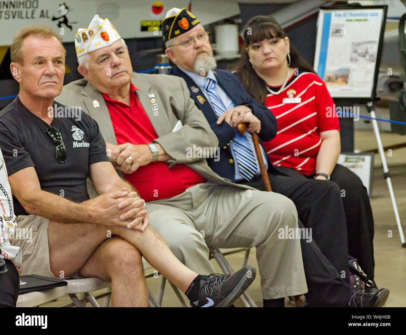 I veterani di ascoltare come un altro veterano condivide le storie della sua VA esperienze durante il Mobile SWS Town Hall di Mobile, Alabama. Foto Stock