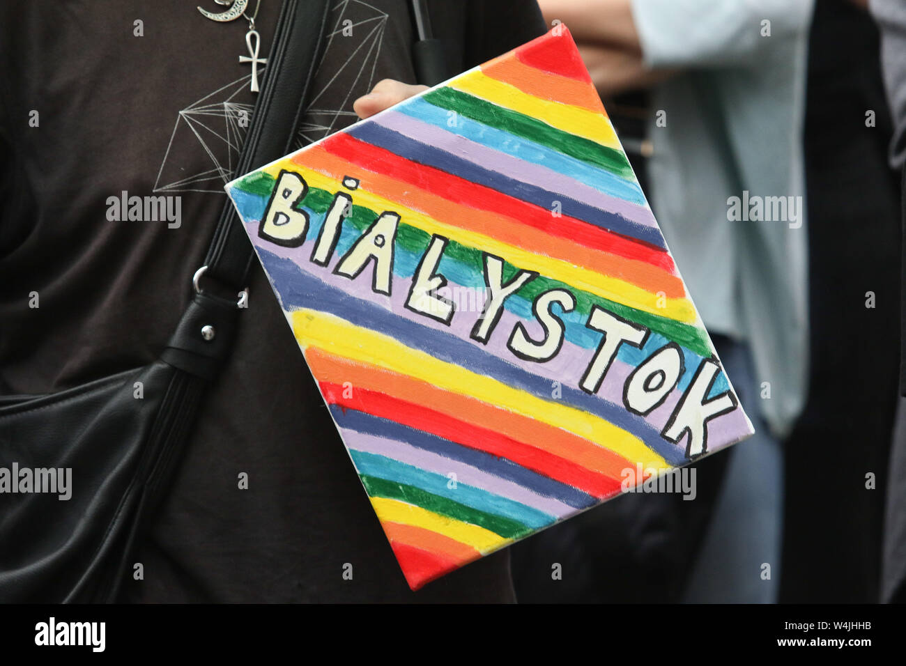 Gdansk, Polonia. 23 Luglio, 2019. Manifestanti con bandiere arcobaleno e il nome della città Bialystok su sfondo arcobaleno durante il rally di fronte fontana di Nettuno sono visti. Giovani solidarize con vittime di neo-nazisti e di estrema destra di attacco degli attivisti su Pride Parade in Bialystok sabato 20th. Lanciano quindi un appello a smettere di odio contro le persone LGBTQ in Polonia. Credito: Vadim Pacajev/Alamy Live News Foto Stock