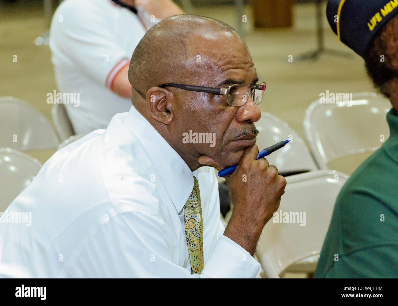 Alabama Veterans Administration Service officer Virgilio Wilson ascolta come i veterani di condividere le storie delle loro esperienze va in Mobile, Alabama. Foto Stock