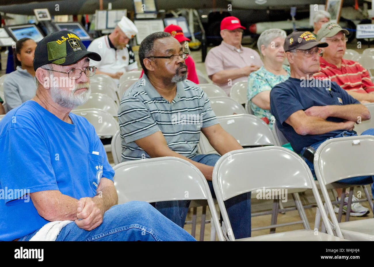 I veterani di ascoltare come un altro veterano condivide le storie della sua VA esperienze durante il Mobile SWS Town Hall di Mobile, Alabama. Foto Stock