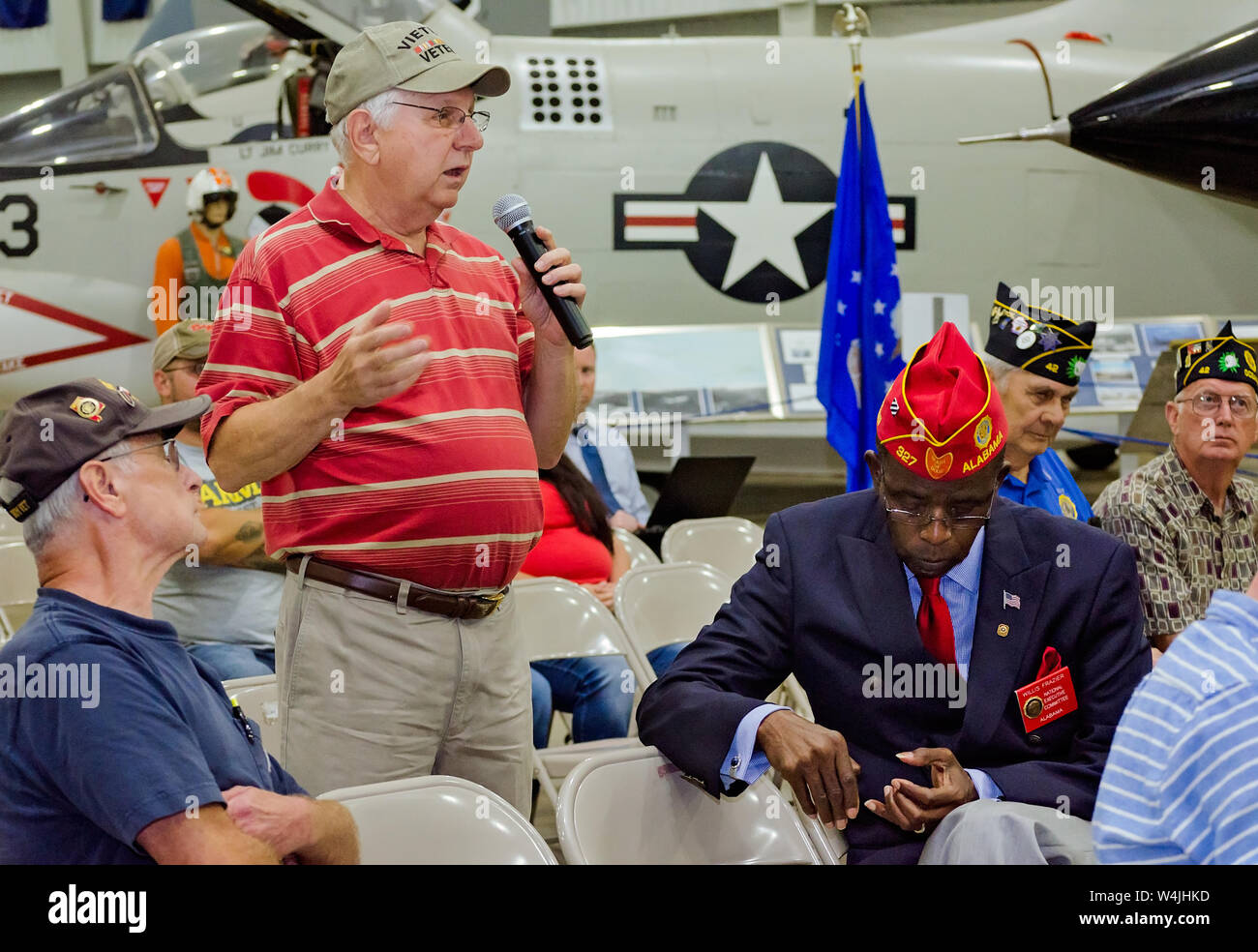 Un veterano del Vietnam condivide le storie della sua VA esperienze durante il Mobile SWS Town Hall a USS Alabama Battleship Memorial Park in Mobile, Alabama. Foto Stock