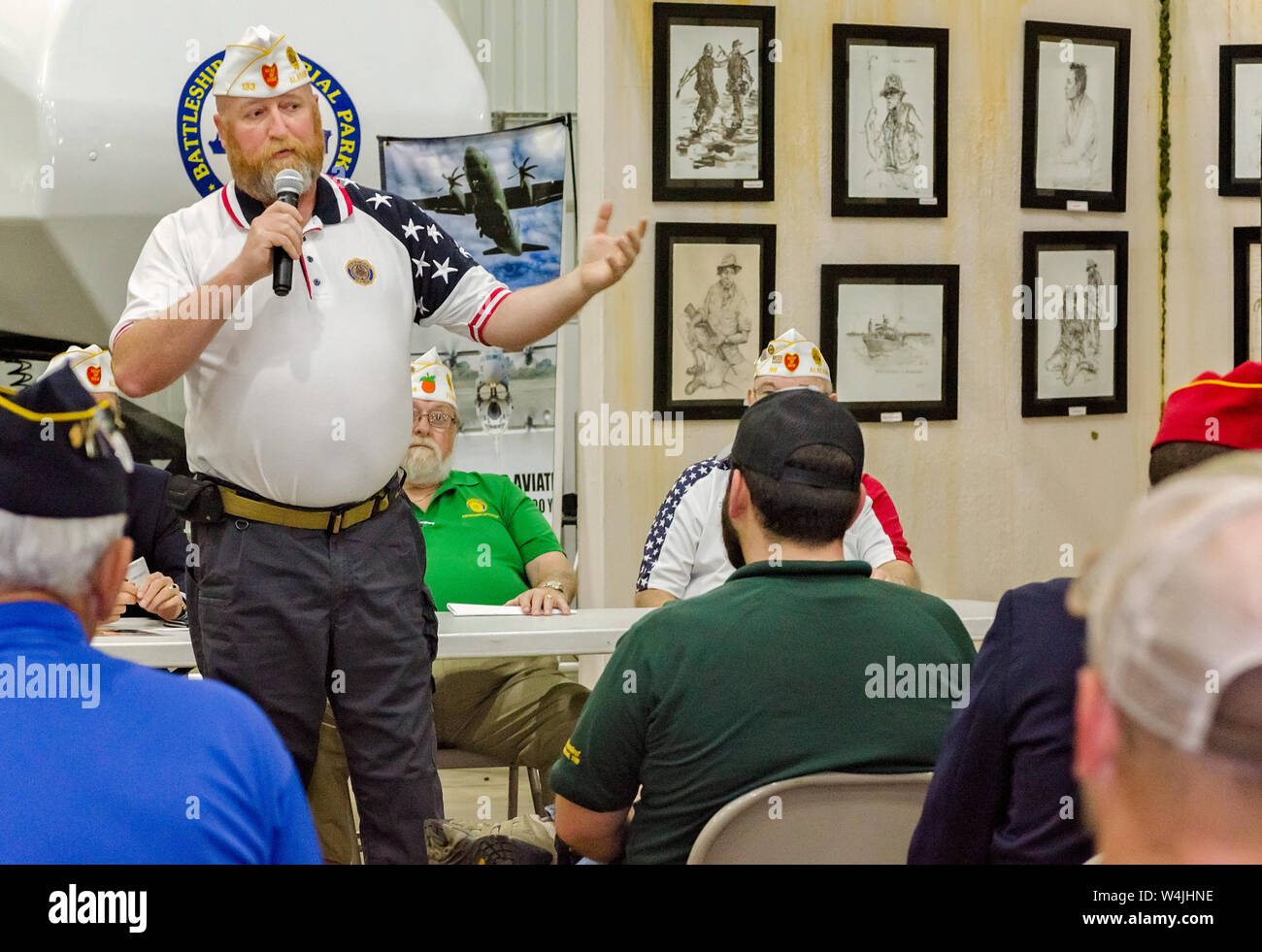 Dipartimento di Alabama American Legion aiutante Greg Akers offre suggerimenti per i veterani durante un municipio incontro di Mobile, Alabama. Foto Stock