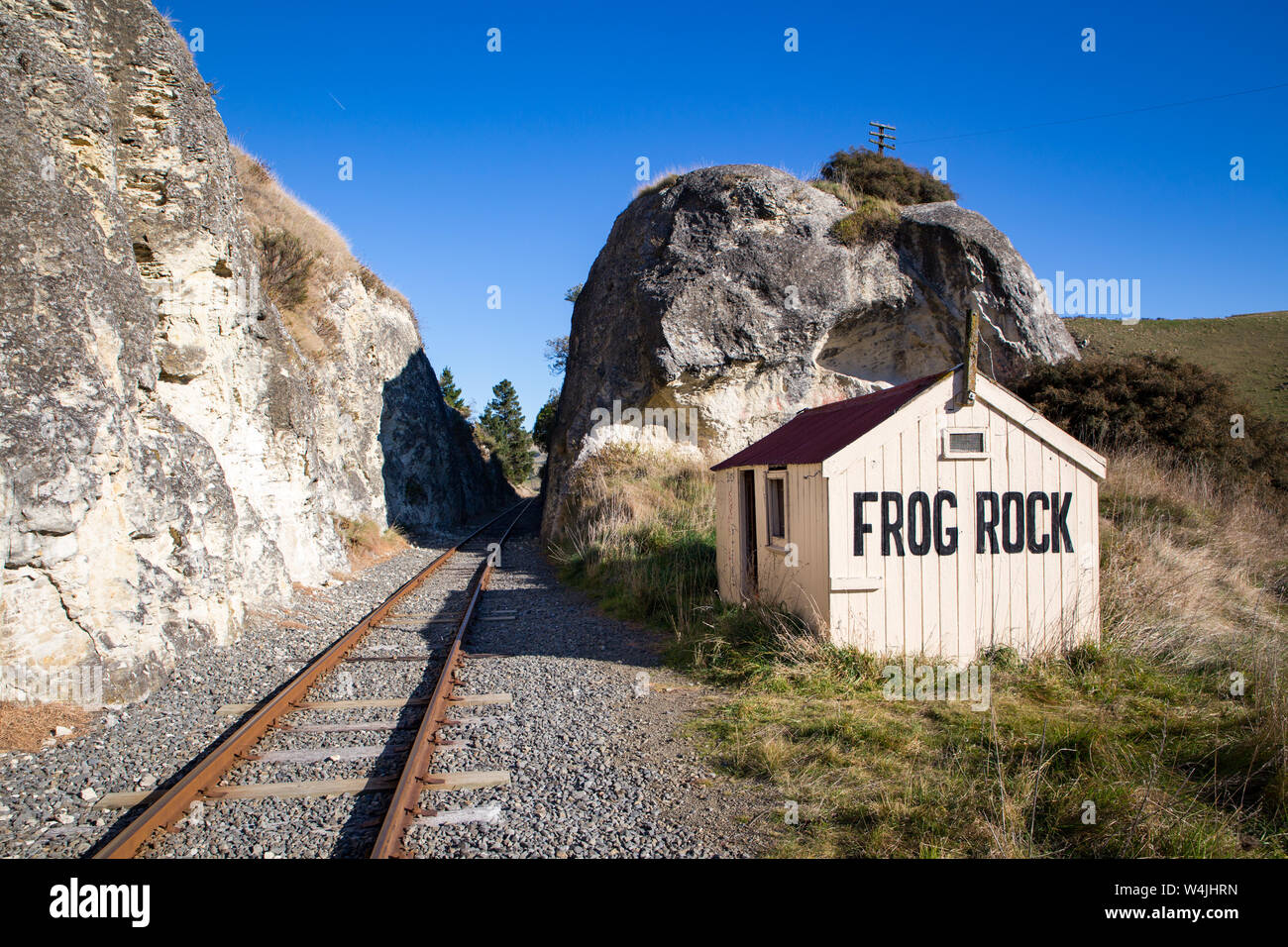 Una storica stazione ferroviaria presso la Frog Rock a fianco della Weka ferrovia passa attraverso la paesaggistica affioramenti di roccia calcarea e passato da vigneti Waipara a Waikari ho Foto Stock