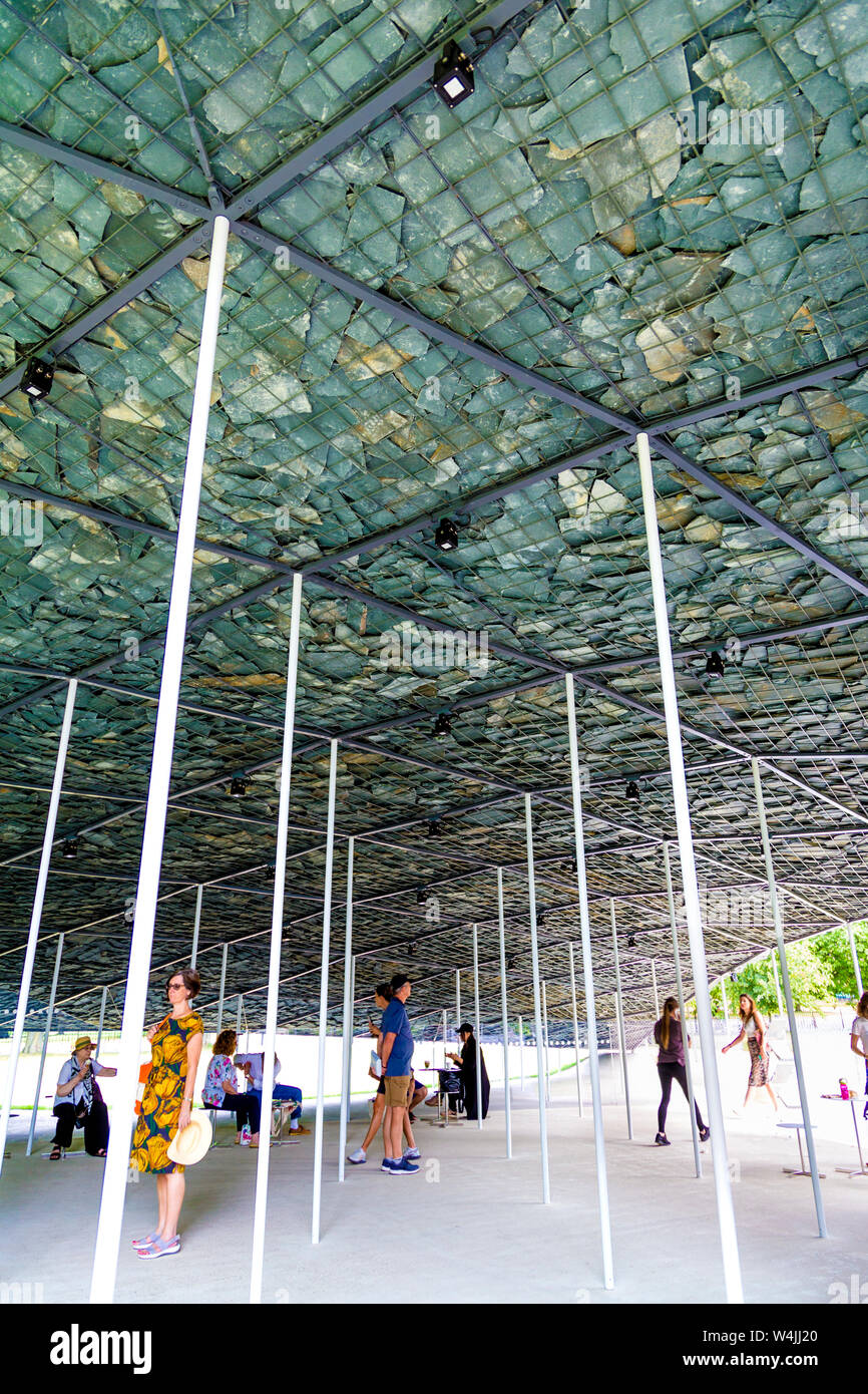 Serpentine Pavilion 2019 progettato dall architetto giapponese Junya Ishigami, Hyde Park, London, Regno Unito Foto Stock