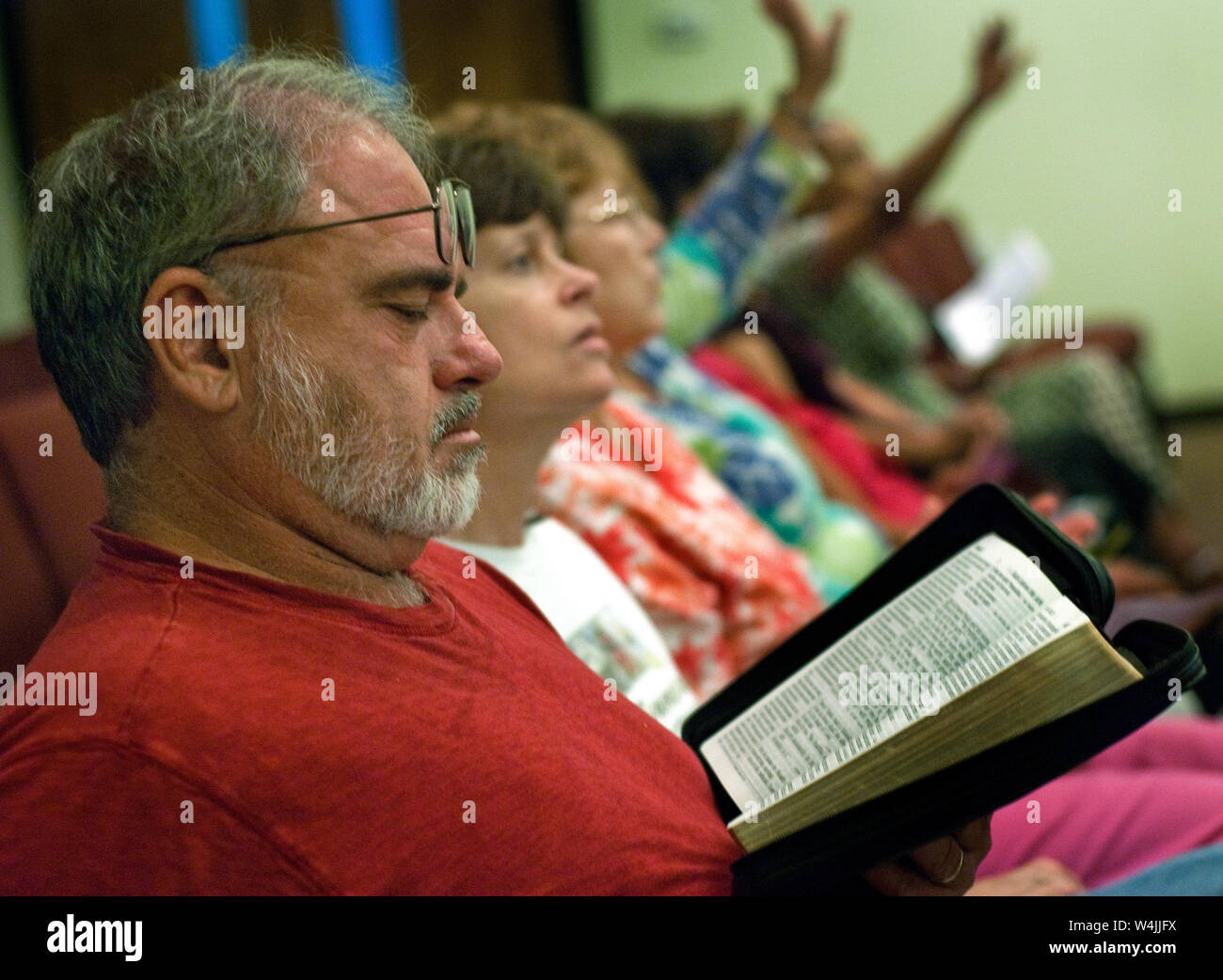 Un uomo legge la sua Bibbia durante una crisi della comunità di preghiera, 26 maggio 2010 presso la prima chiesa battista a Chalmette, Louisiana. Foto Stock