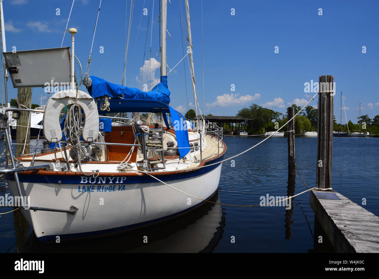Una barca a vela al dock nel fiume Chowan off Albermarle Sound nella città di Edenton North Carolina. Foto Stock