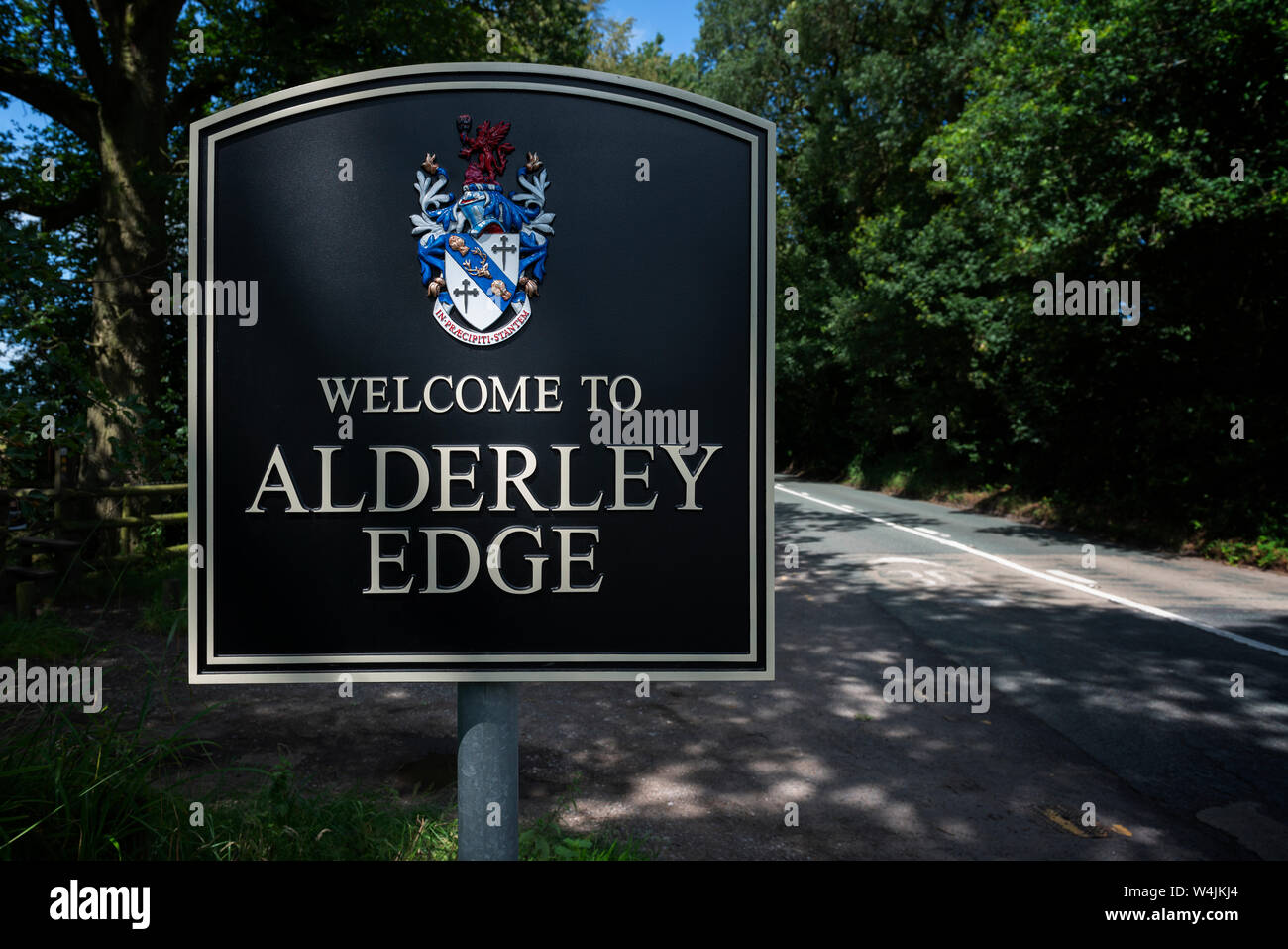 Un segno accoglie persone della piccola cittadina di Alderley Edge nel Cheshire, UK. Foto Stock