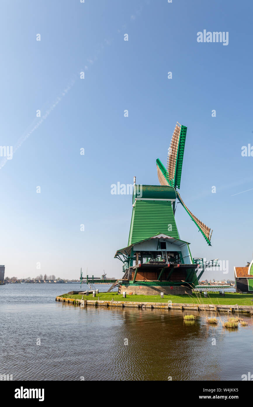 Vecchio tempo olandese mulini a vento accanto ad un laghetto sotto il cielo aperto Foto Stock