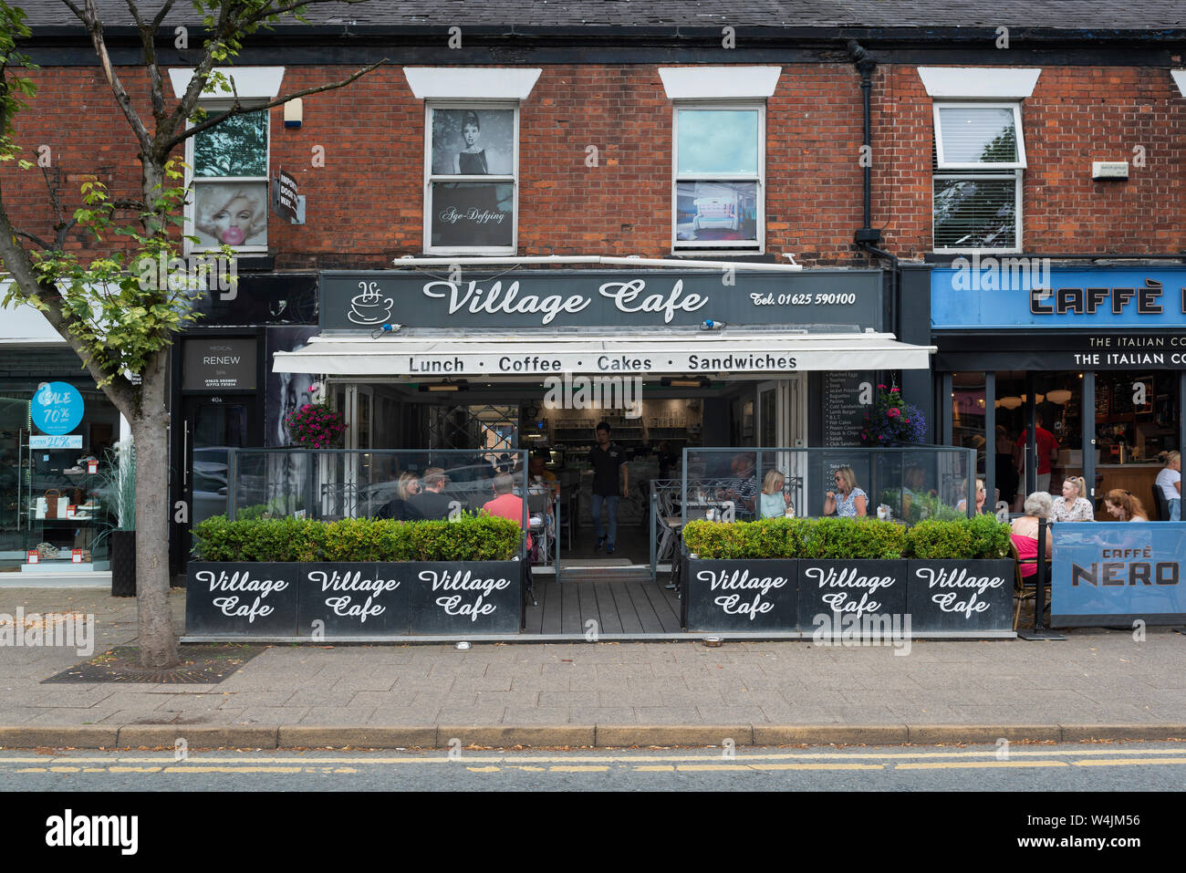 Il Villaggio Cafe si trova sulla strada di Londra la piccola città di Alderley Edge nel Cheshire, UK. Foto Stock