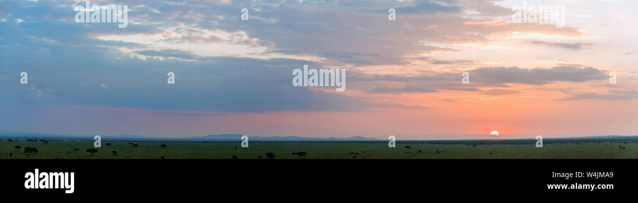 Sunrise panorama, Grumeti Game Reserve, Serengeti, Tanzania Foto Stock