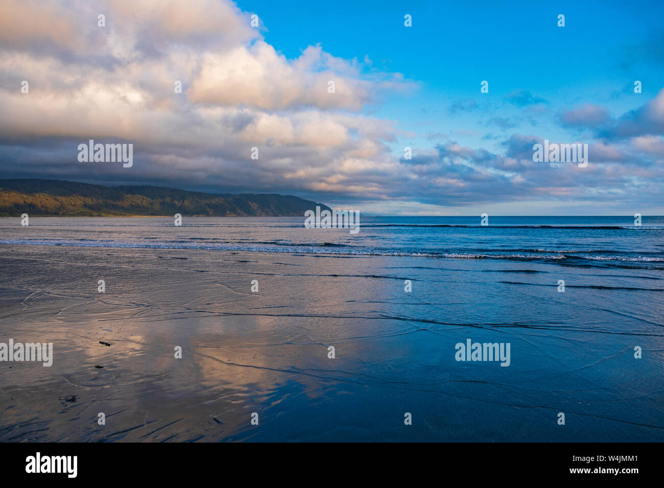 Questa è una vista delle nuvole riflettendo sull'acqua della bella spiaggia del sud sull'oceano Pacifico in Crescent City, California, Stati Uniti d'America. Foto Stock