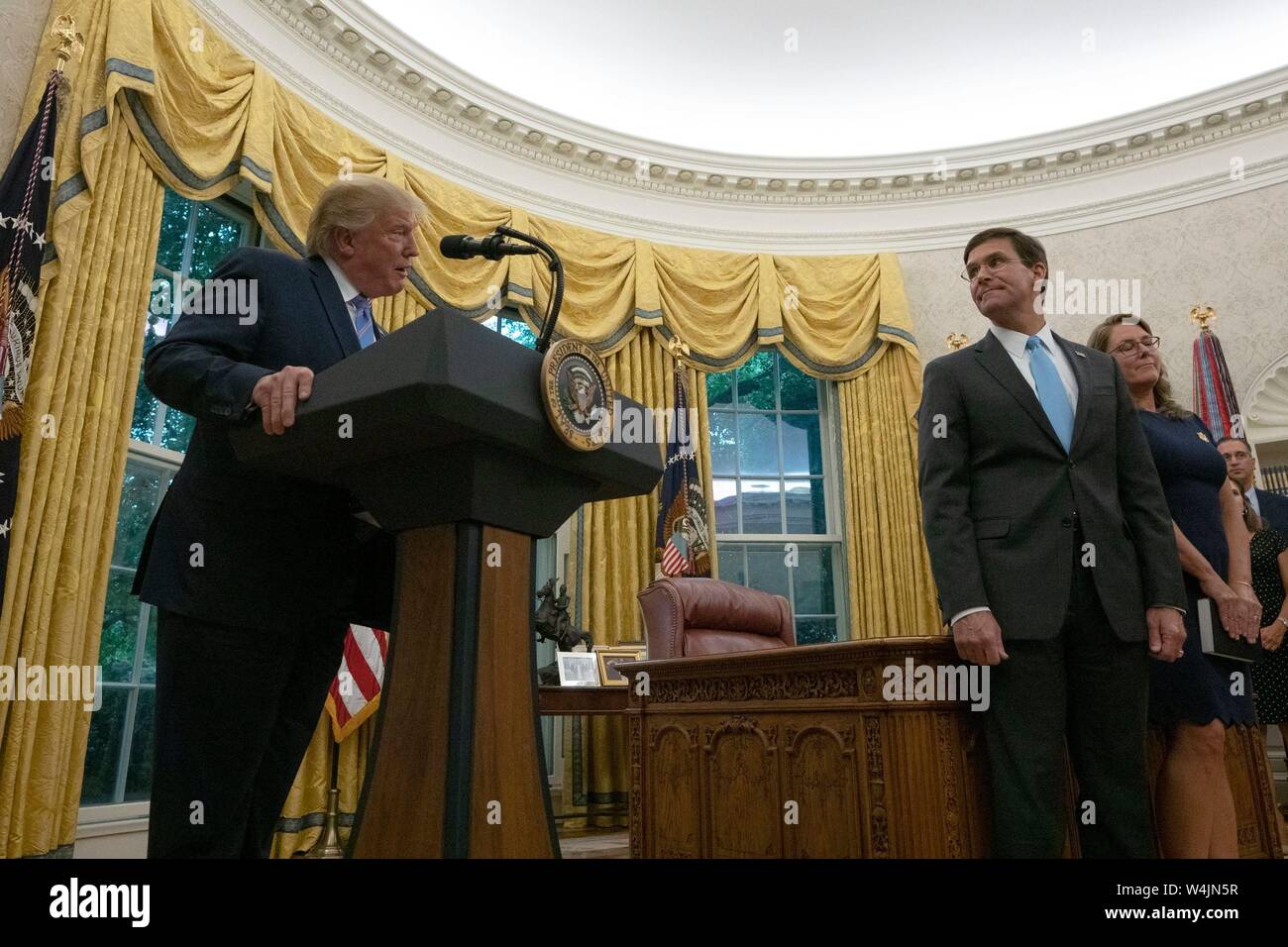 Il Presidente degli Stati Uniti, Trump parla prima della cerimonia di giuramento del dottor Mark Esper per essere stati Uniti Segretario della Difesa in un ufficio ovale cerimonia presso la Casa Bianca a Washington DC, USA su luglio 23, 2019. Credito: Stefani Reynolds/CNP | Utilizzo di tutto il mondo Foto Stock