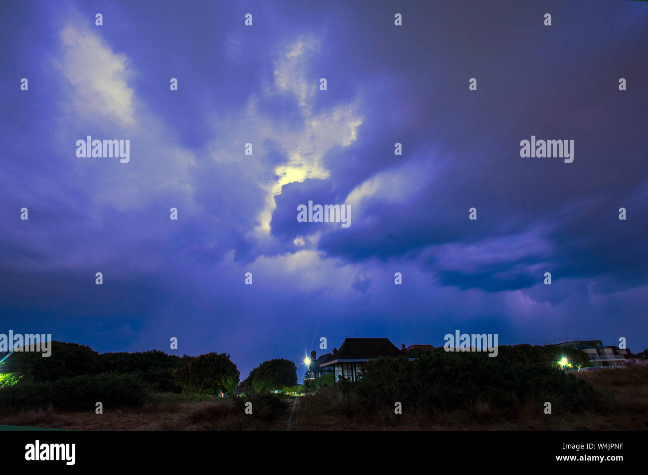 Bournemouth, Regno Unito, 24 luglio 2019 il temporale di mezzanotte sopra Bournemouth dopo che la temperatura di giorno ha raggiunto 32 gradi sulla costa meridionale del Regno Unito. Credito John Beasley/Aamy Foto Stock