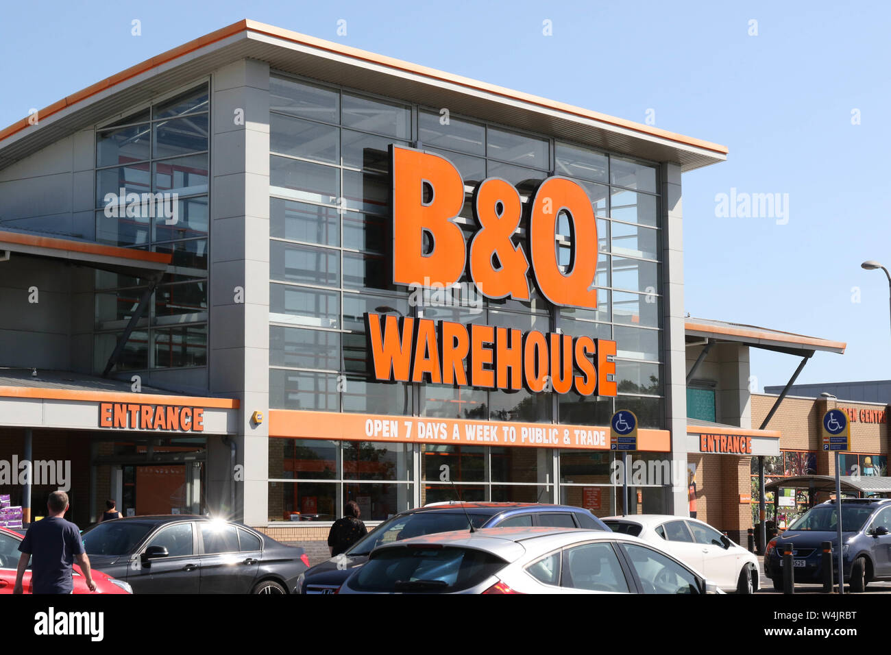 Esterno di un B&Q magazzino con una B&Q logo sulla facciata in vetro del magazzino moderno edificio appartenente al REGNO UNITO & IRLANDA DIY store. Foto Stock