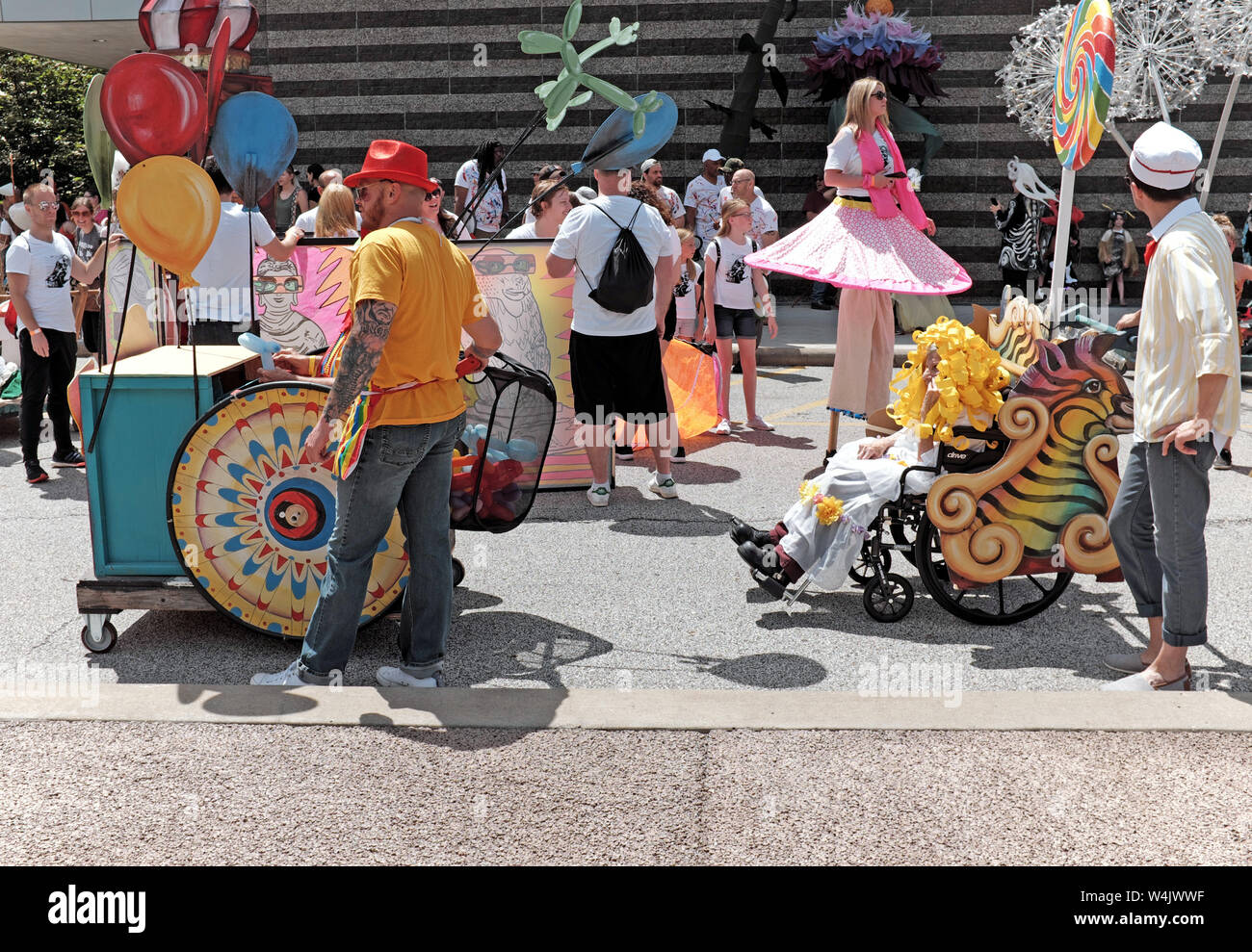 I partecipanti al 2019 Parade The Circle di Wade Circle di Cleveland, Ohio, USA attendono l'inizio della parata annuale. Foto Stock