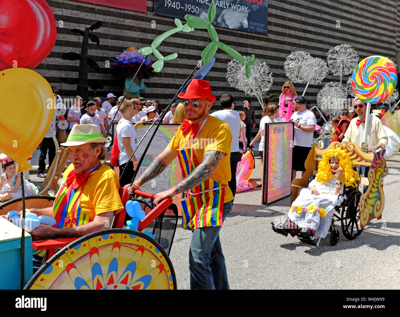 I partecipanti alla Parade 2019 il Circle iniziano il processo attraverso Wade Oval a Cleveland, Ohio, durante questo evento annuale estivo. Foto Stock