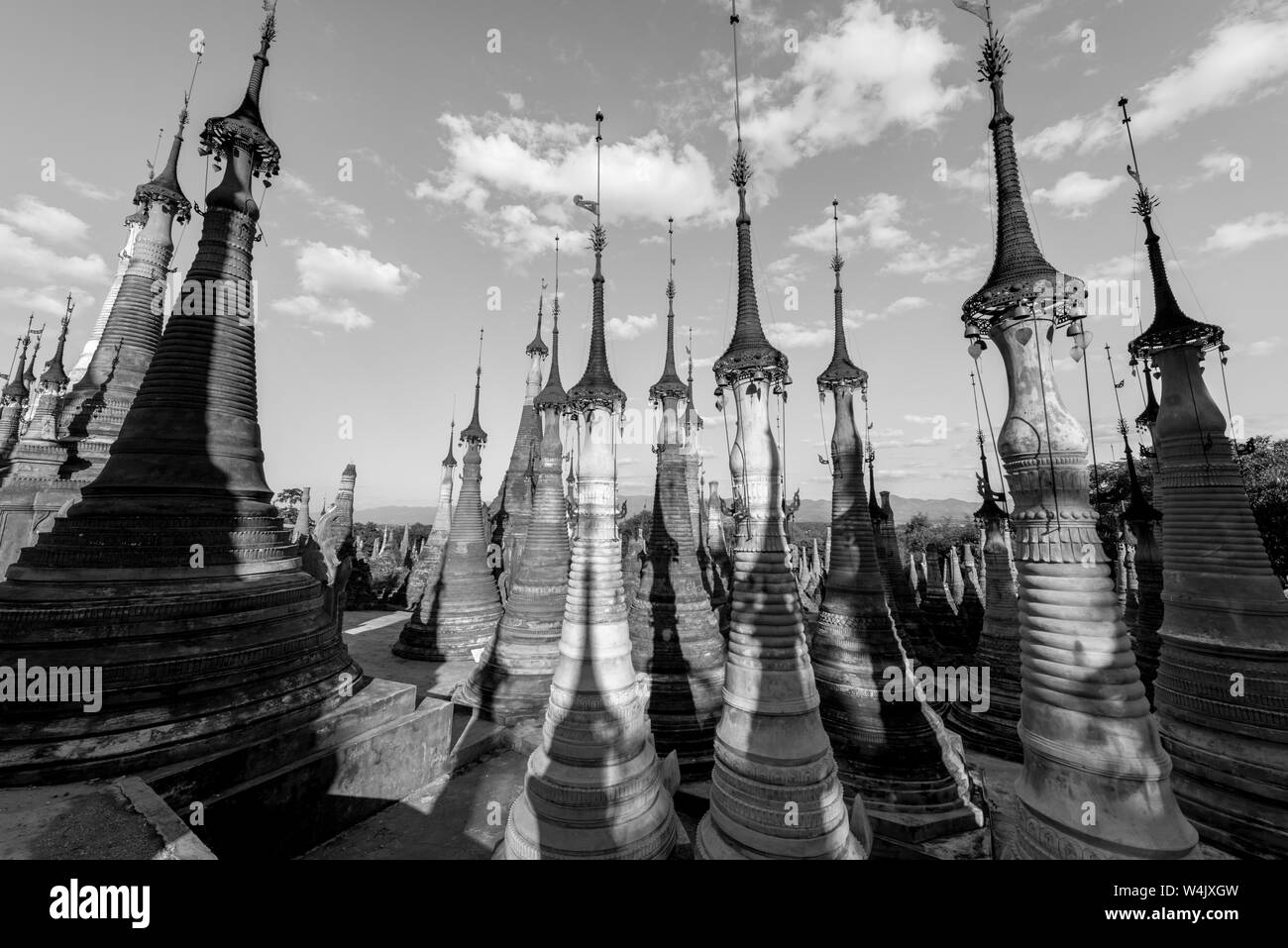 Immagine in bianco e nero di belle vecchi stupas a Indein tempio situato nel Lago Inle durante il cielo blu giorno, Myanmar Foto Stock