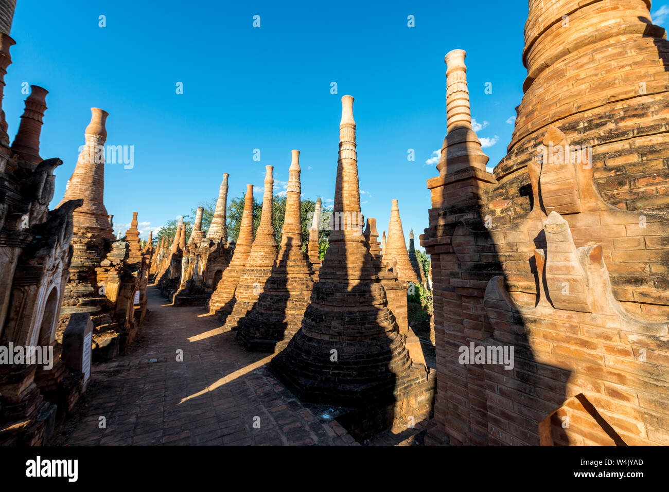 Lago Inle, MYANMAR - 30 novembre, 2018: immagine orizzontale di stupa in mattoni con incredibile architettura a Indein tempio situato nel Lago Inle durante il blu Foto Stock