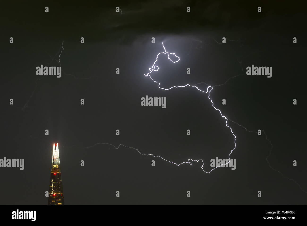 Londra, Regno Unito. Il 24 luglio, 2019. Meteo REGNO UNITO: Drammatico il fulmine colpisce oltre il grattacielo Shard edificio nelle prime ore di mercoledì. Credito: Guy Corbishley/Alamy Live News Foto Stock