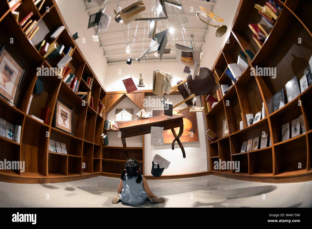 Pechino, provincia cinese di Hunan. 23 Luglio, 2019. Un bambino visiti una mostra interattiva 'Hawking e George Universe' in Changsha, centrale provincia cinese di Hunan, 23 luglio, 2019. Credito: Li Ga/Xinhua/Alamy Live News Foto Stock